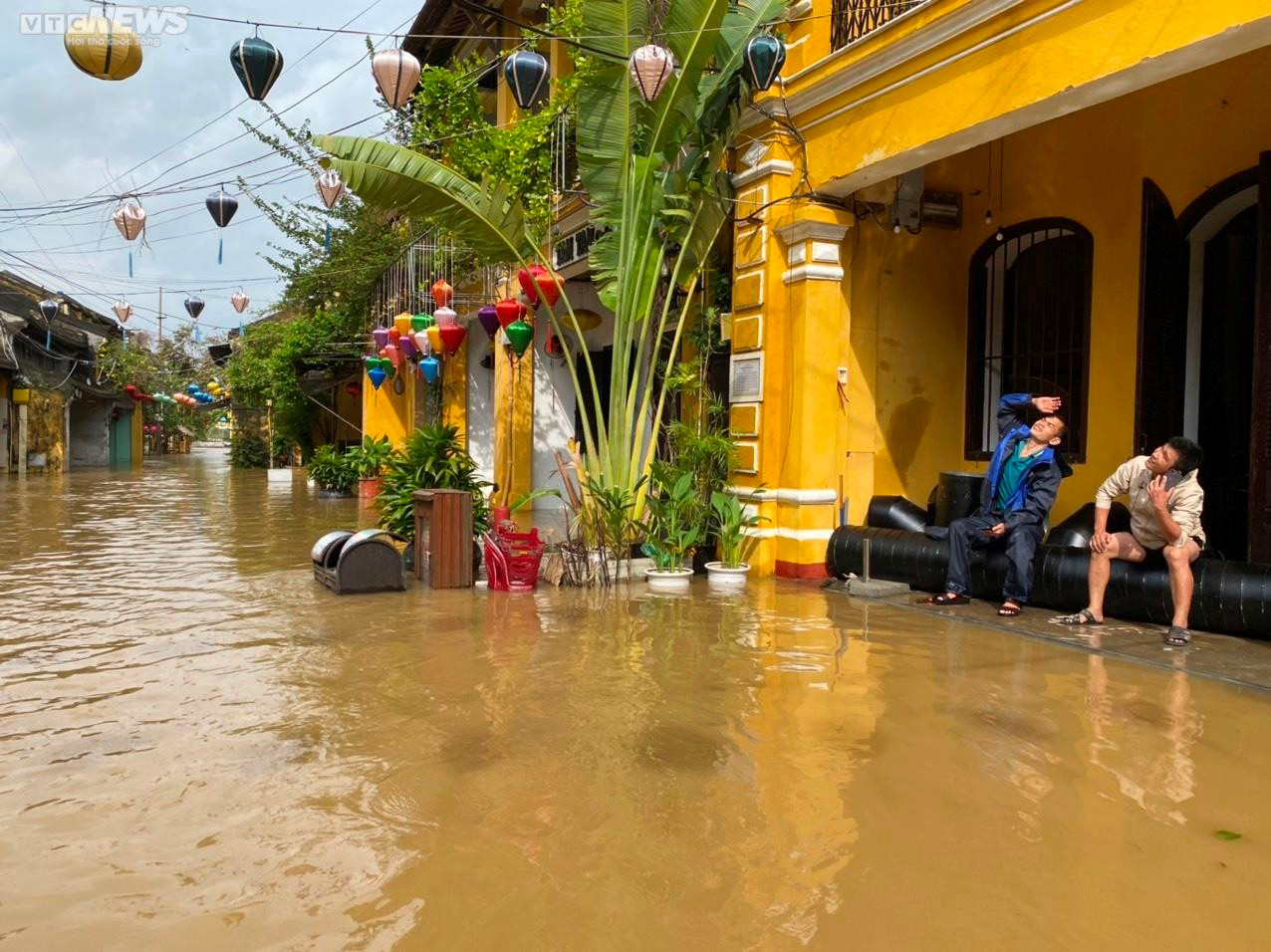 Phố cổ Hội An chìm trong biển nước, du khách lưu trú khu An Hội khăn gói sơ tán - 7