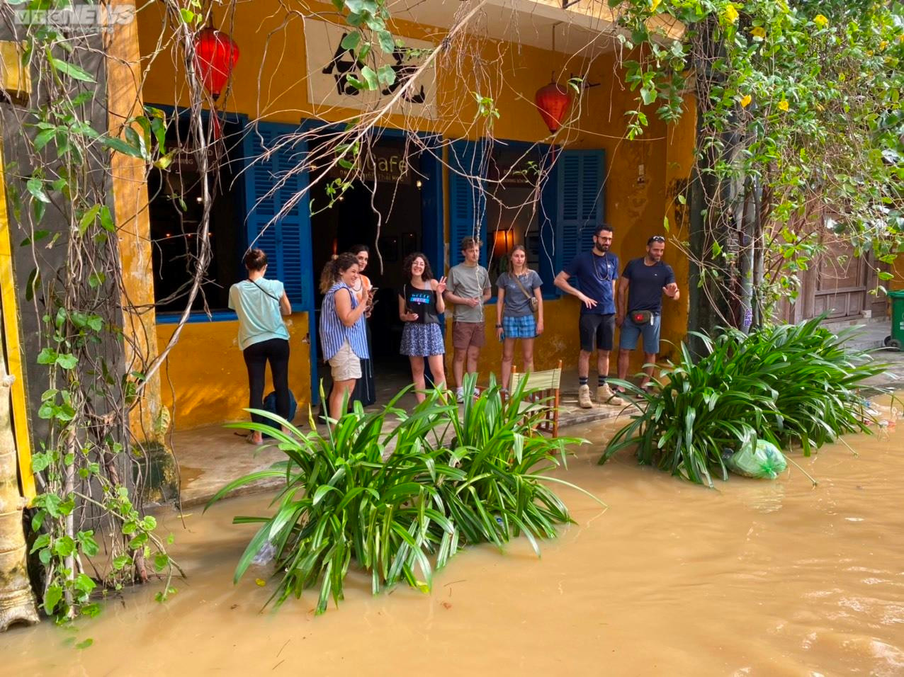 Phố cổ Hội An chìm trong biển nước, du khách lưu trú khu An Hội khăn gói sơ tán - 8