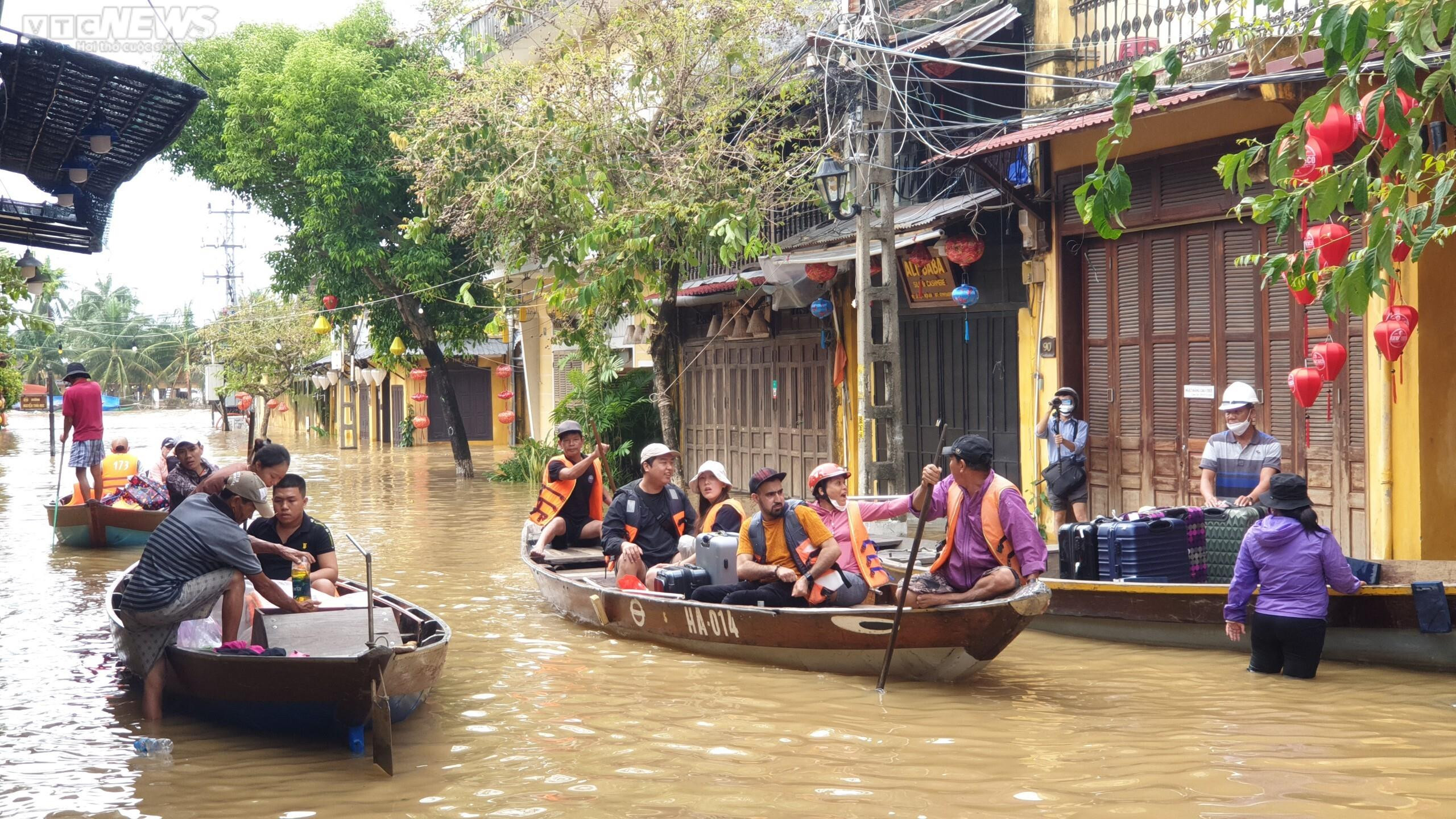 Phố cổ Hội An chìm trong biển nước, du khách lưu trú khu An Hội khăn gói sơ tán - 11