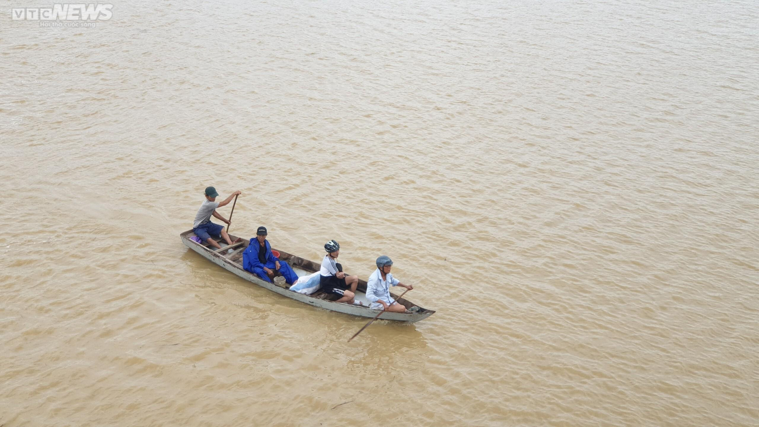 Phố cổ Hội An chìm trong biển nước, du khách lưu trú khu An Hội khăn gói sơ tán - 15