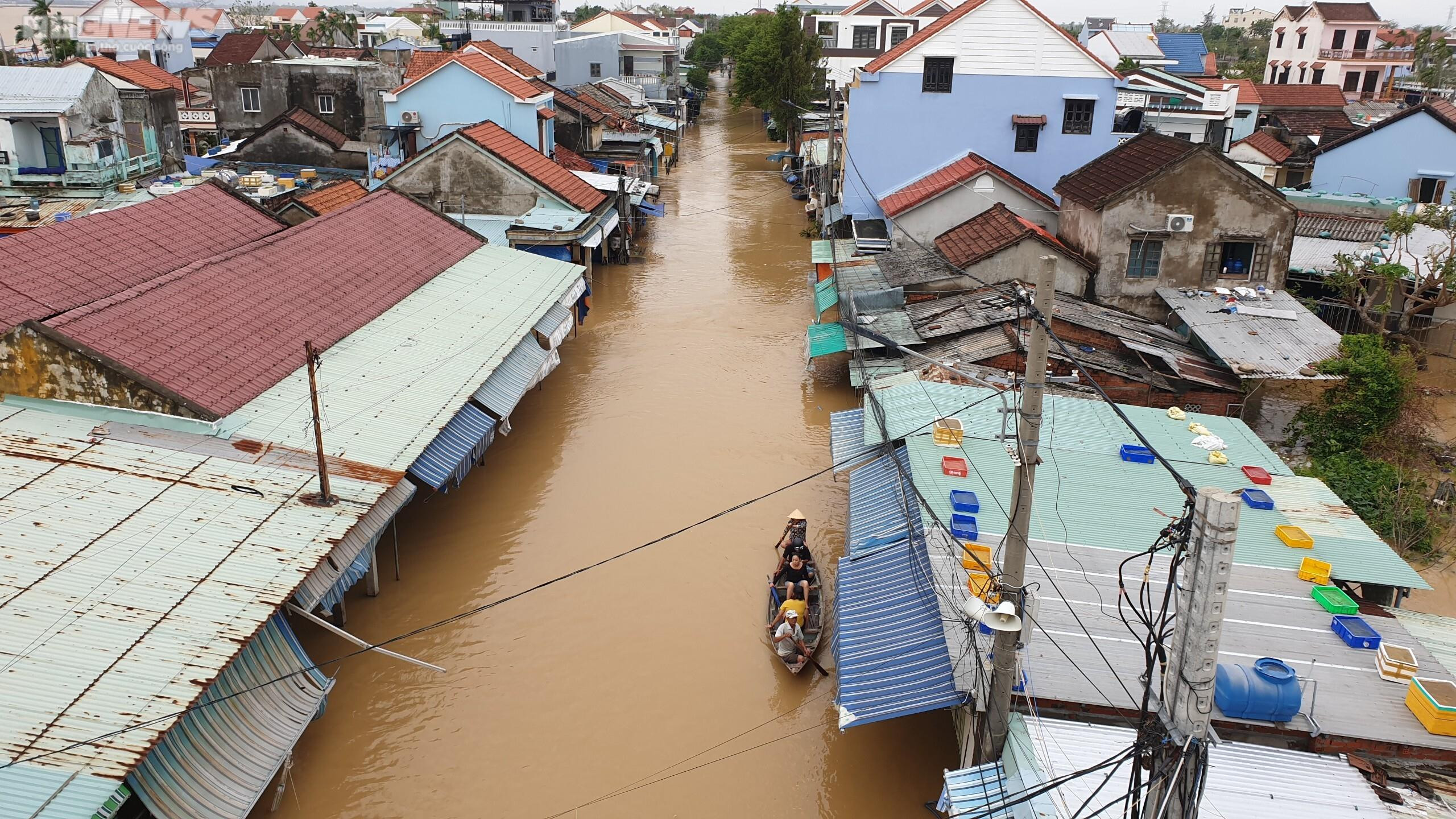 Phố cổ Hội An chìm trong biển nước, du khách lưu trú khu An Hội khăn gói sơ tán - 14