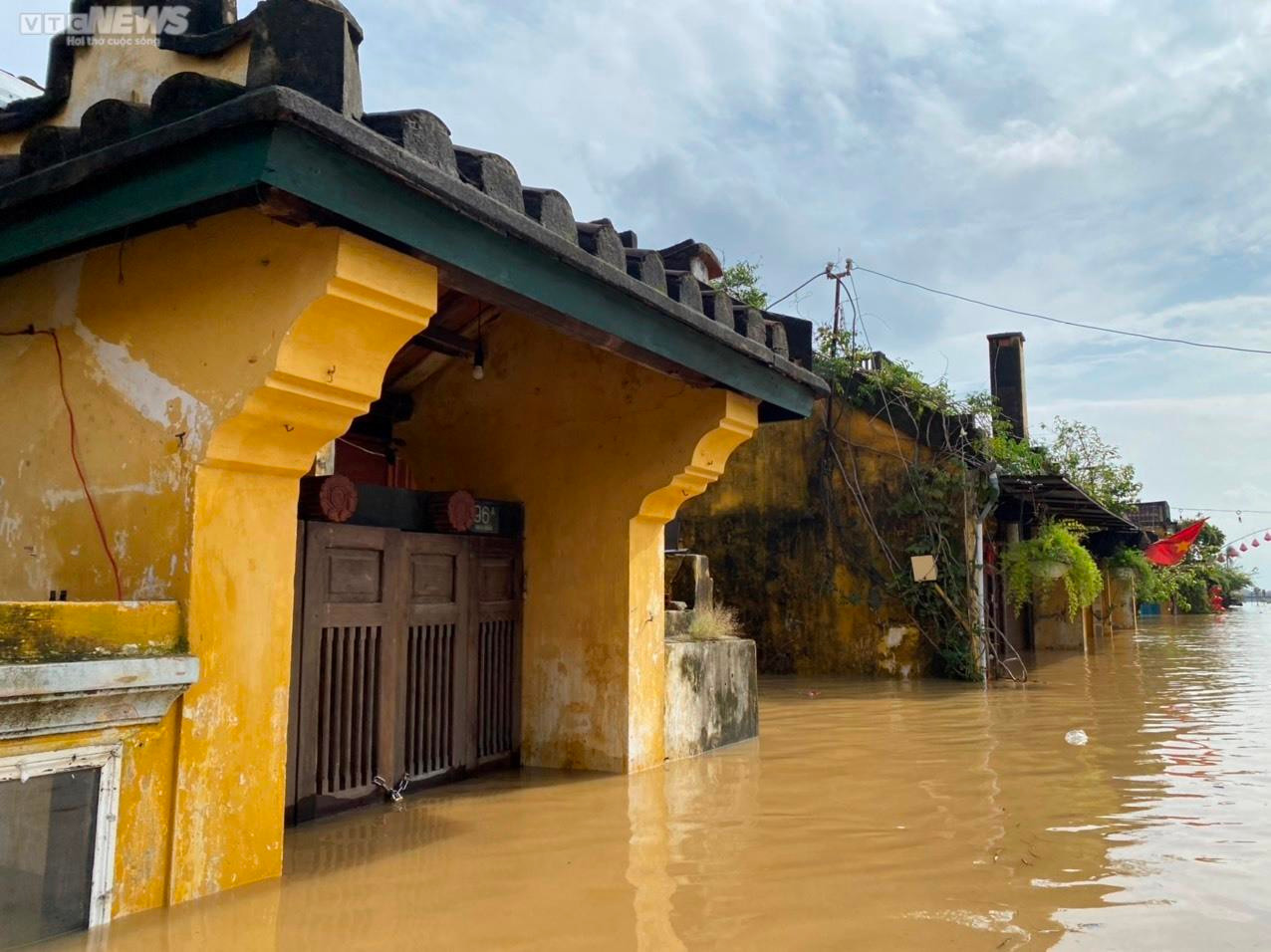 Phố cổ Hội An chìm trong biển nước, du khách lưu trú khu An Hội khăn gói sơ tán - 5