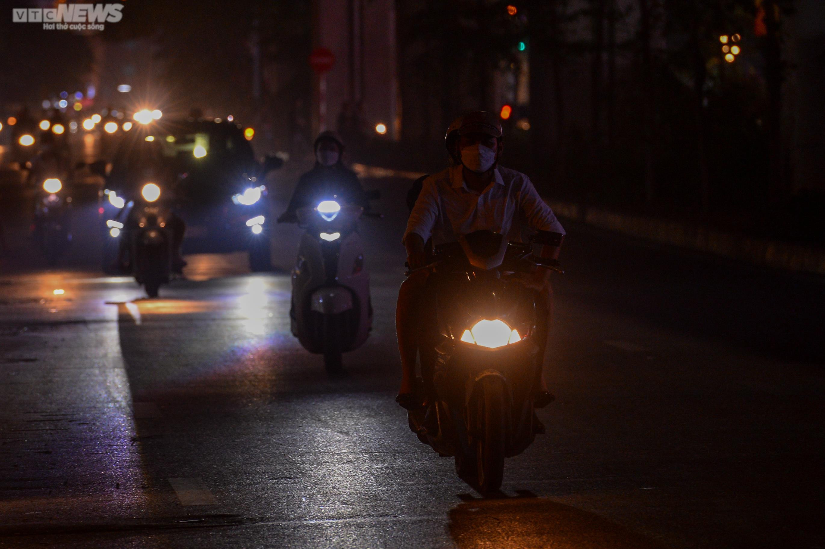 Tuyến phố trung tâm Hà Nội 10 năm không bật đèn, dân vừa đi vừa mò mẫm tìm đường - 9