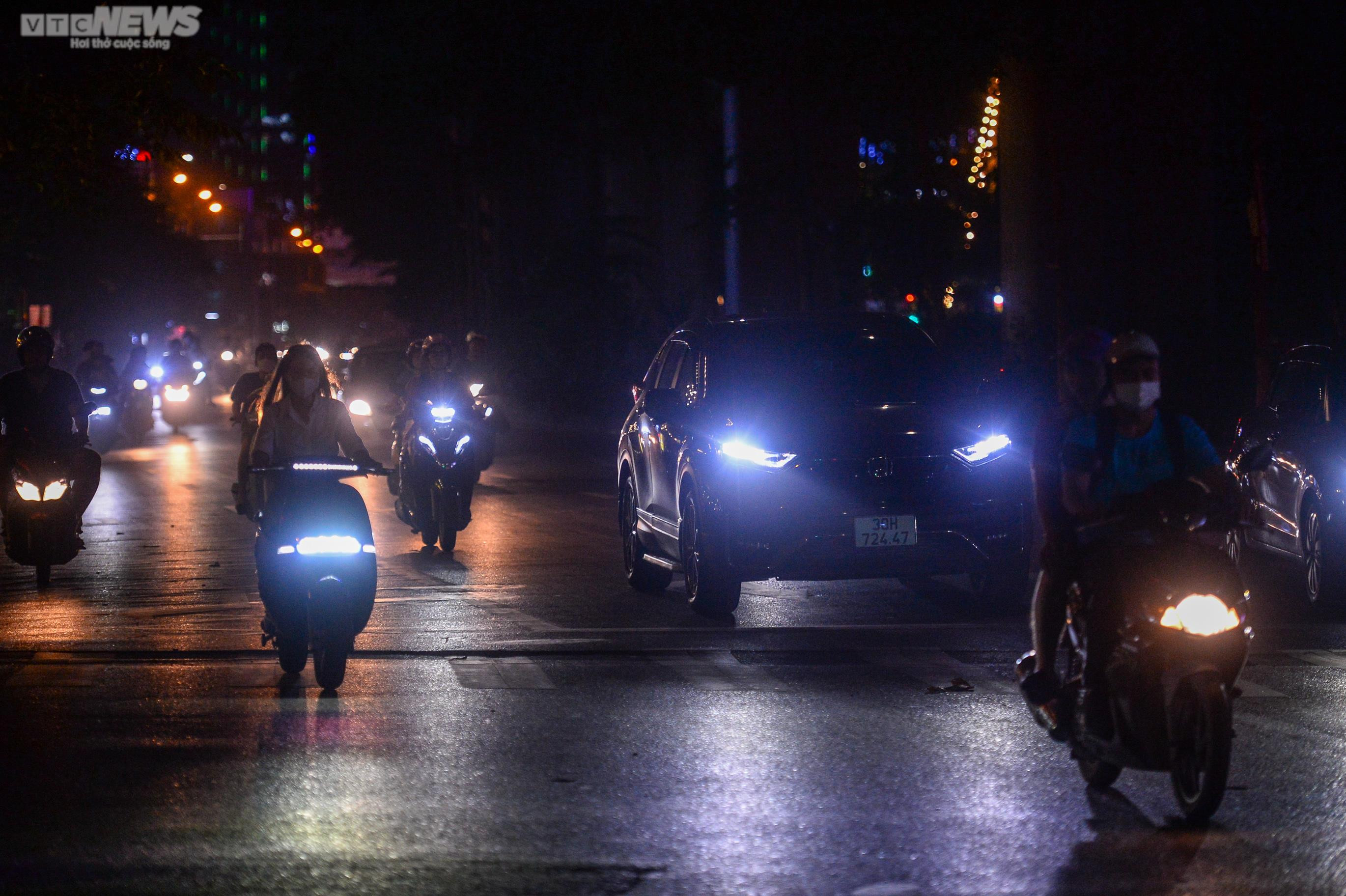 Tuyến phố trung tâm Hà Nội 10 năm không bật đèn, dân vừa đi vừa mò mẫm tìm đường - 4