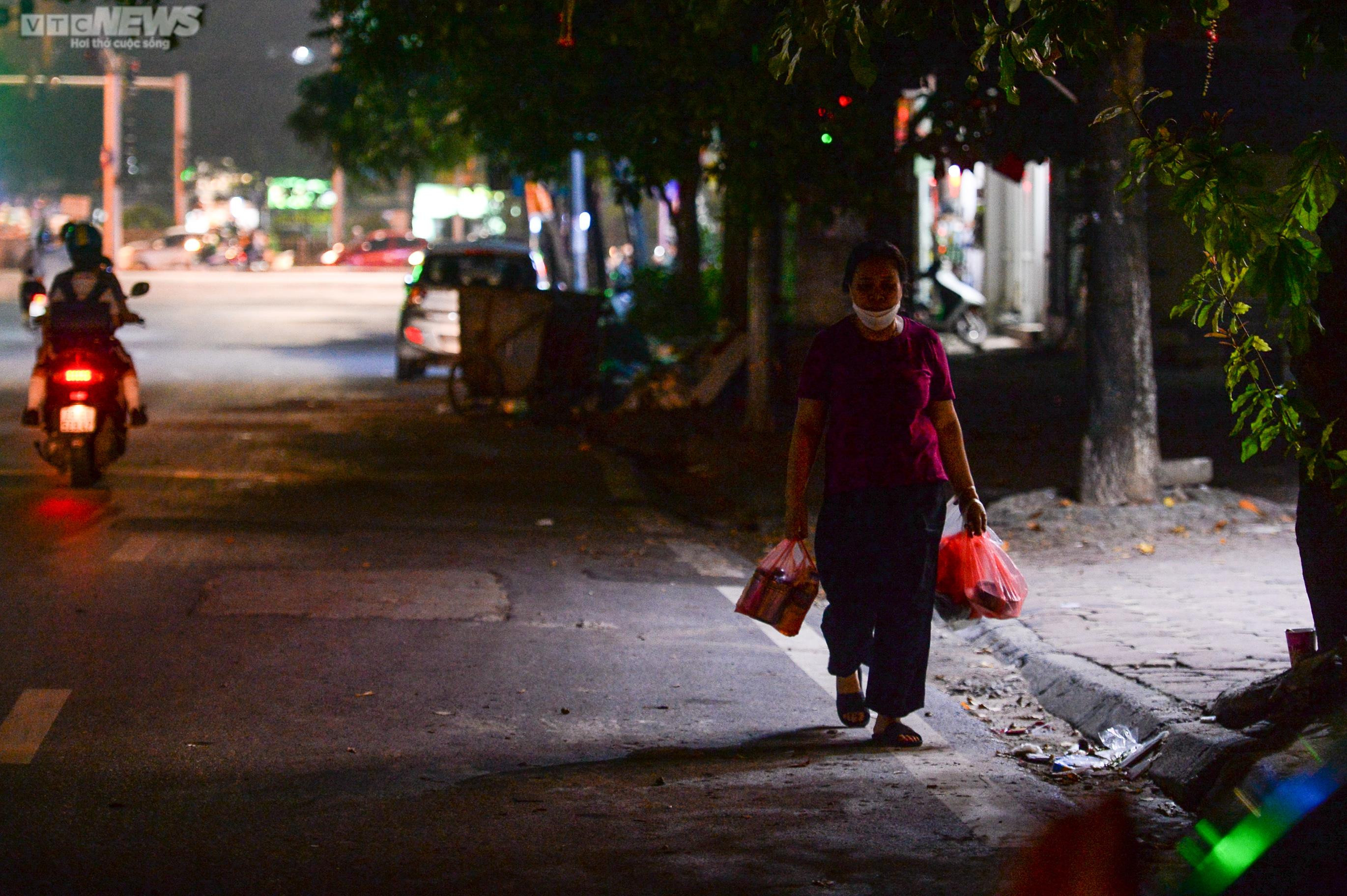 Tuyến phố trung tâm Hà Nội 10 năm không bật đèn, dân vừa đi vừa mò mẫm tìm đường - 7