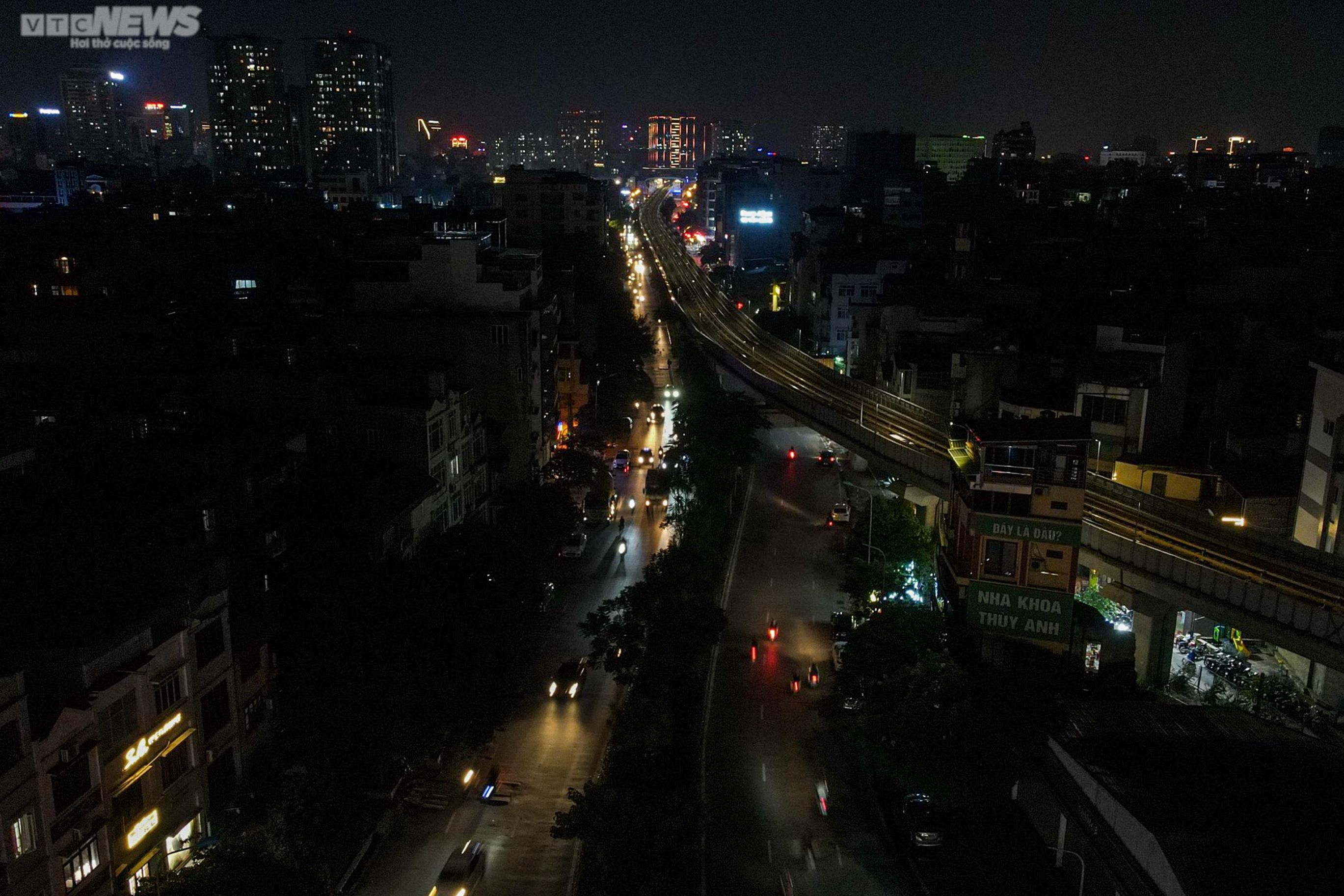 Tuyến phố trung tâm Hà Nội 10 năm không bật đèn, dân vừa đi vừa mò mẫm tìm đường - 1