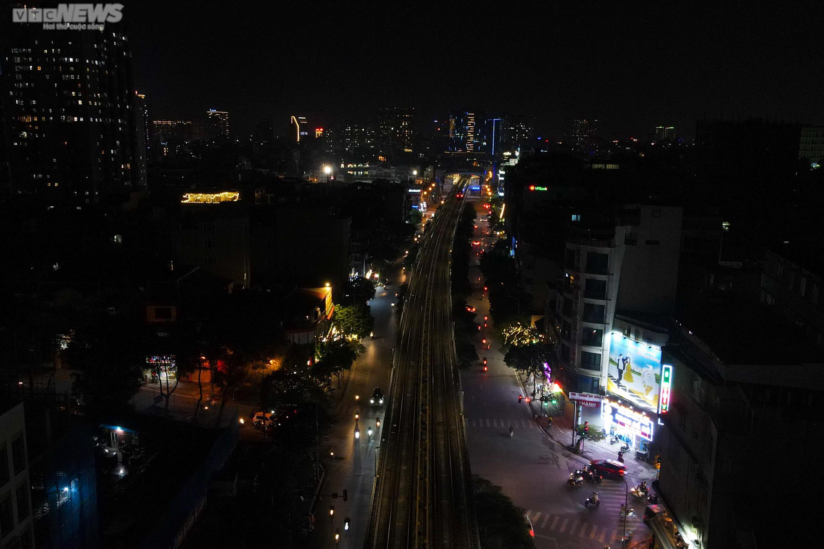 Tuyến phố trung tâm Hà Nội 10 năm không bật đèn, dân vừa đi vừa mò mẫm tìm đường - 3