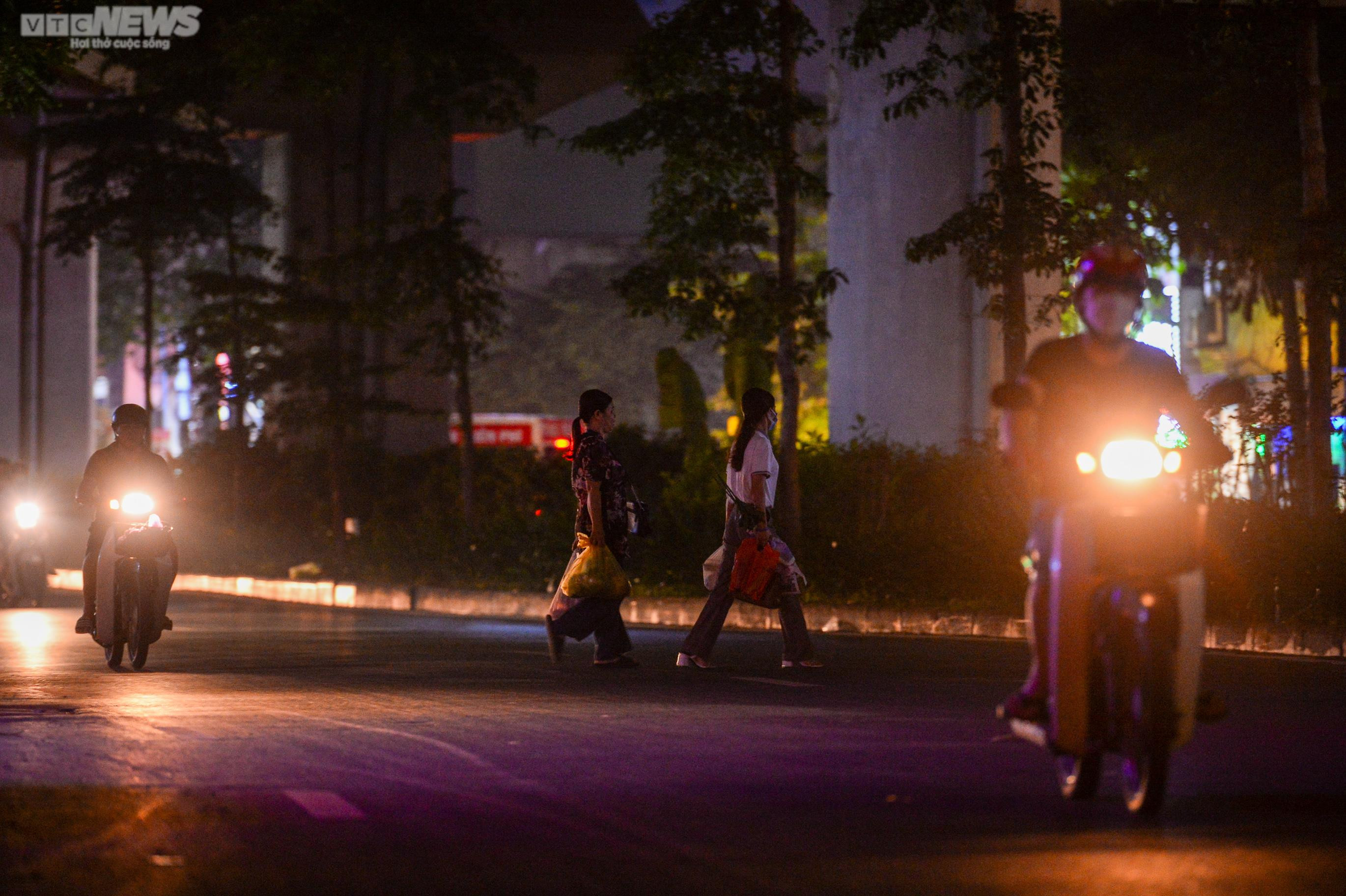 Tuyến phố trung tâm Hà Nội 10 năm không bật đèn, dân vừa đi vừa mò mẫm tìm đường - 8
