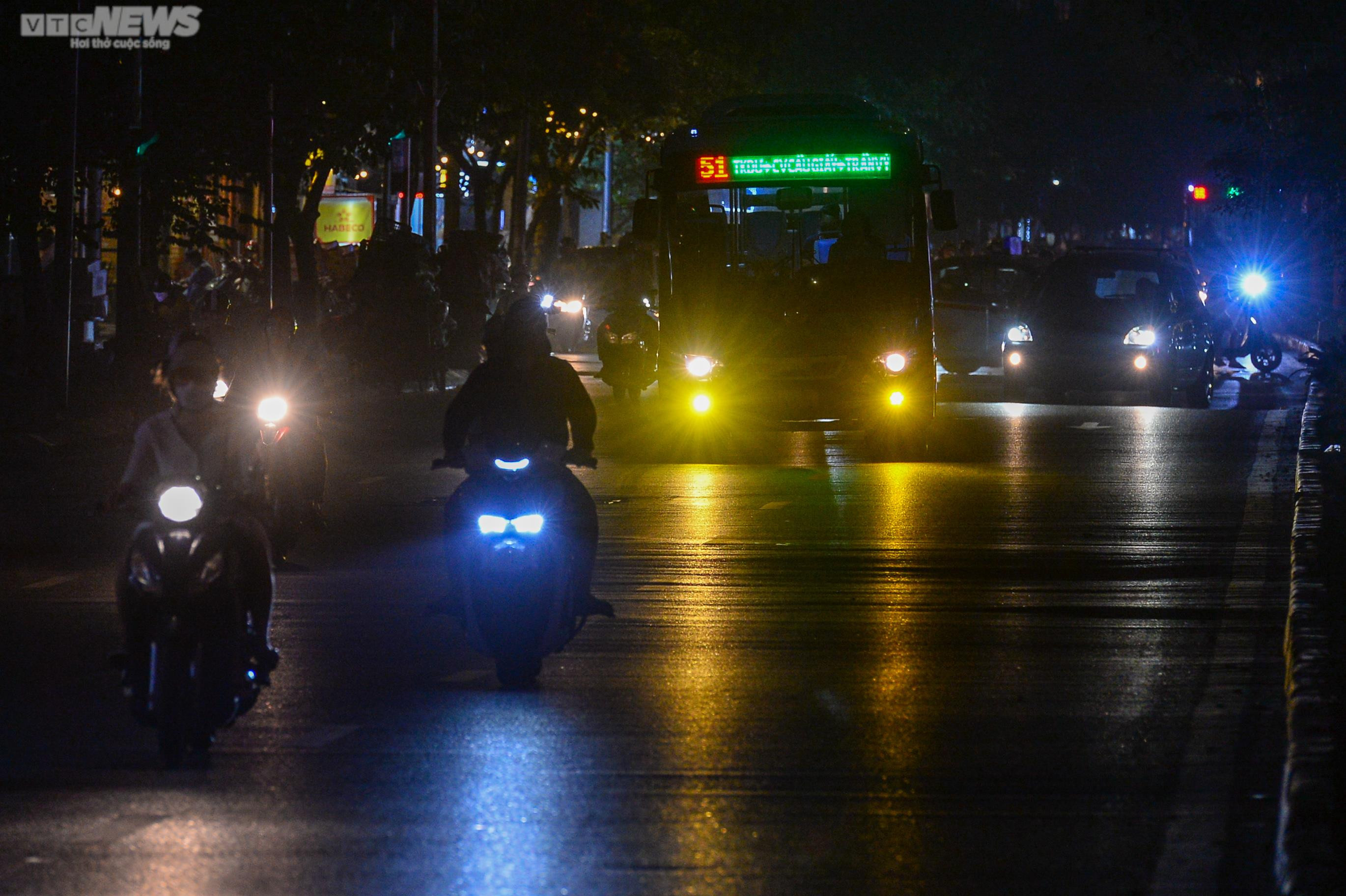 Tuyến phố trung tâm Hà Nội 10 năm không bật đèn, dân vừa đi vừa mò mẫm tìm đường - 10