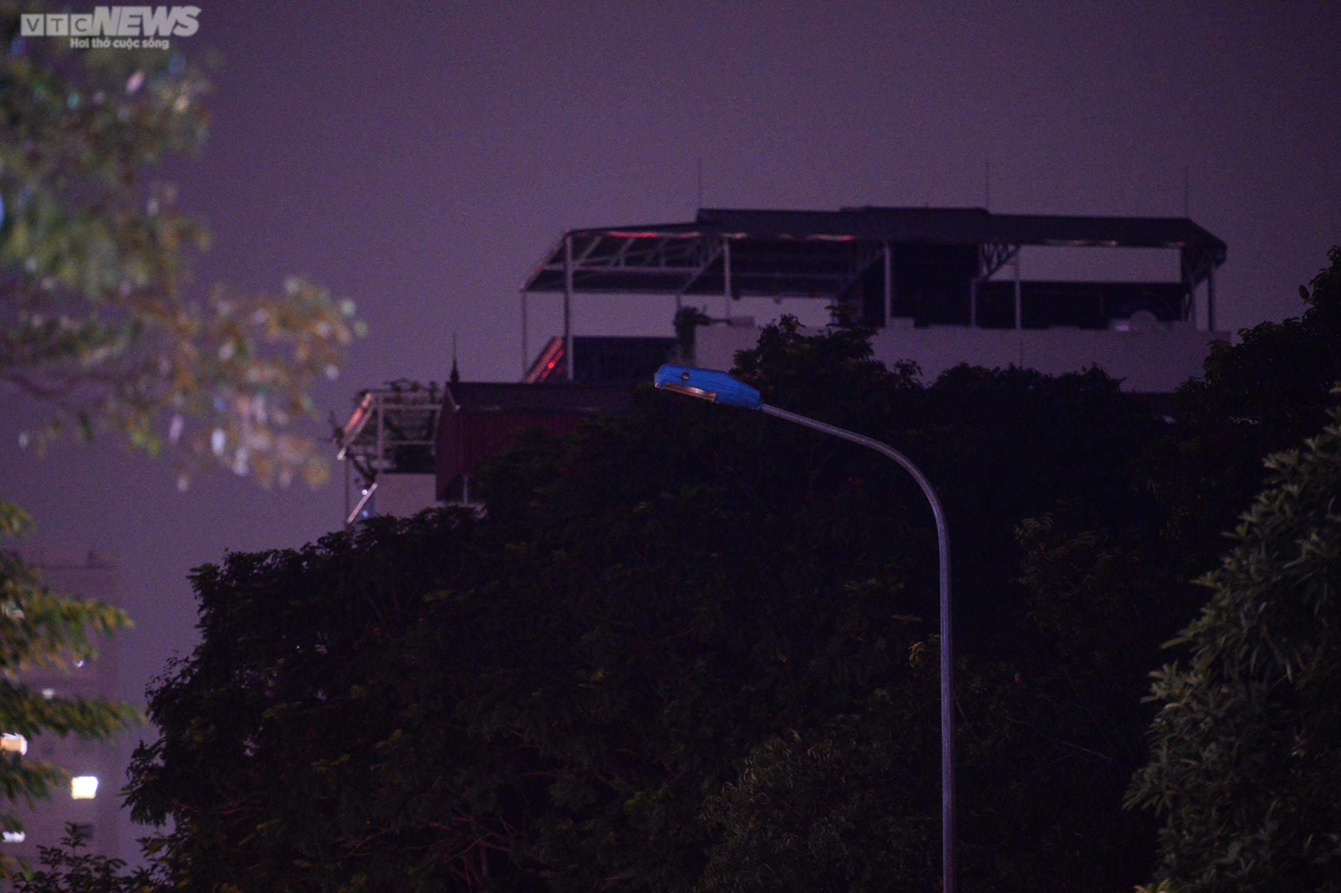 Tuyến phố trung tâm Hà Nội 10 năm không bật đèn, dân vừa đi vừa mò mẫm tìm đường - 2