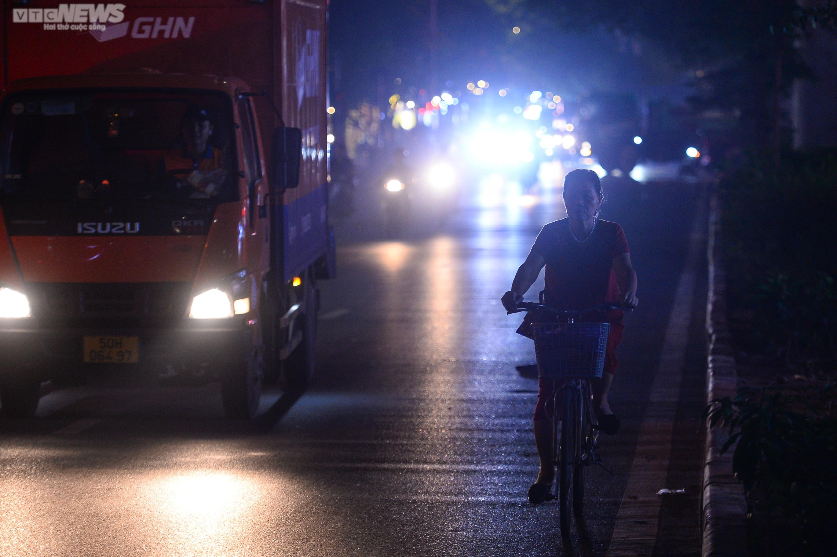 Tuyến phố trung tâm Hà Nội 10 năm không bật đèn, dân vừa đi vừa mò mẫm tìm đường - 6