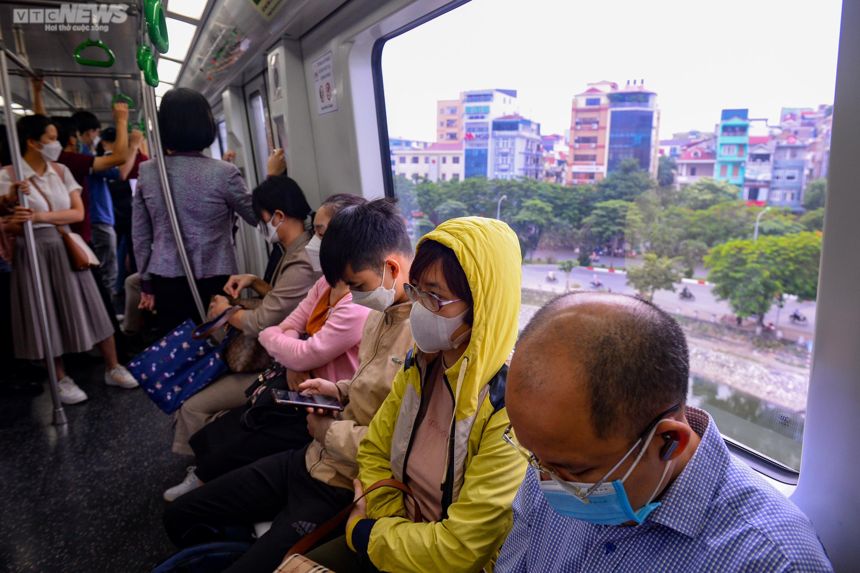 Ảnh: Hành khách chen chân đi tàu điện Cát Linh-Hà Đông - 10