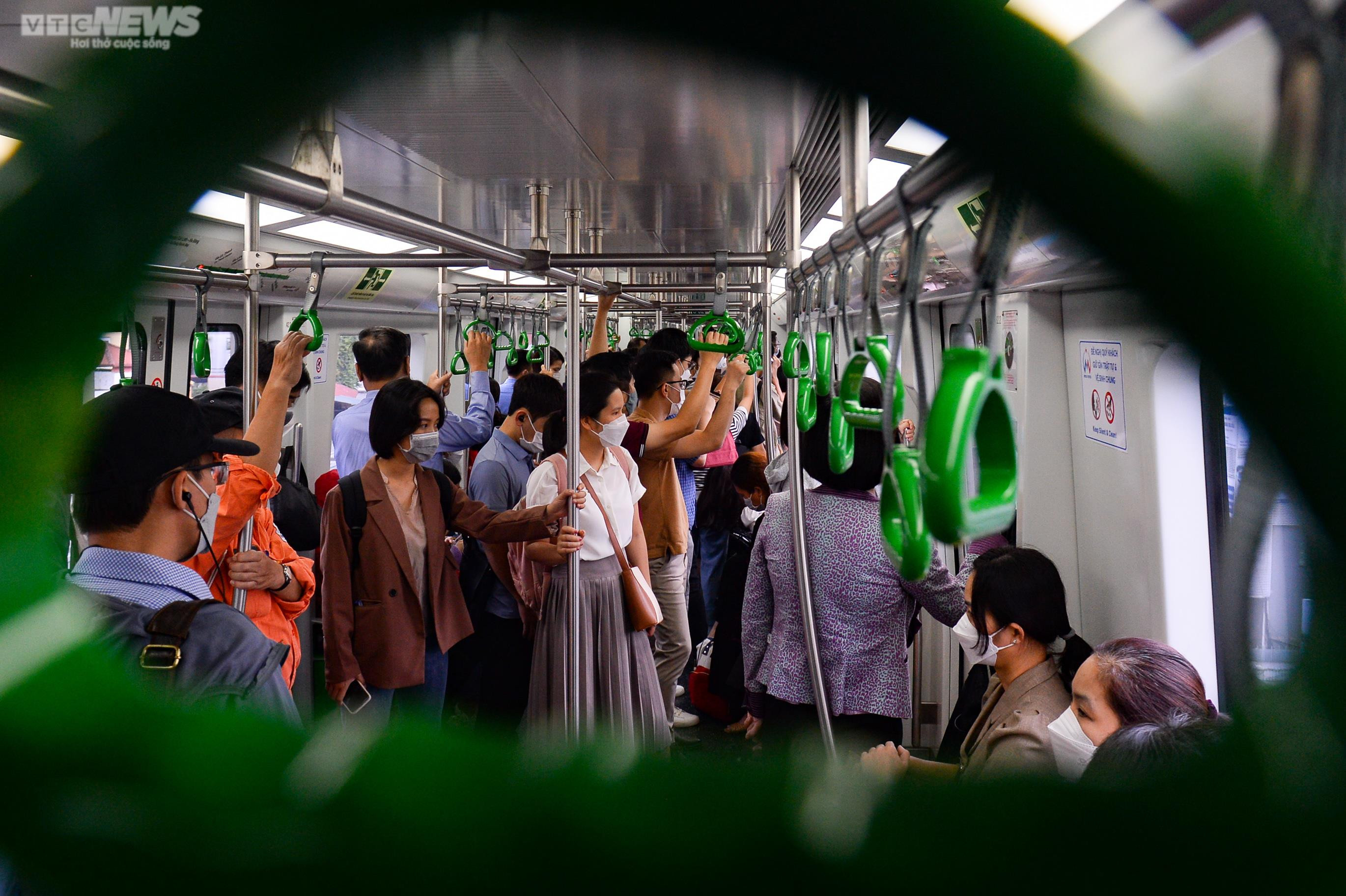 Ảnh: Hành khách chen chân đi tàu điện Cát Linh-Hà Đông - 9