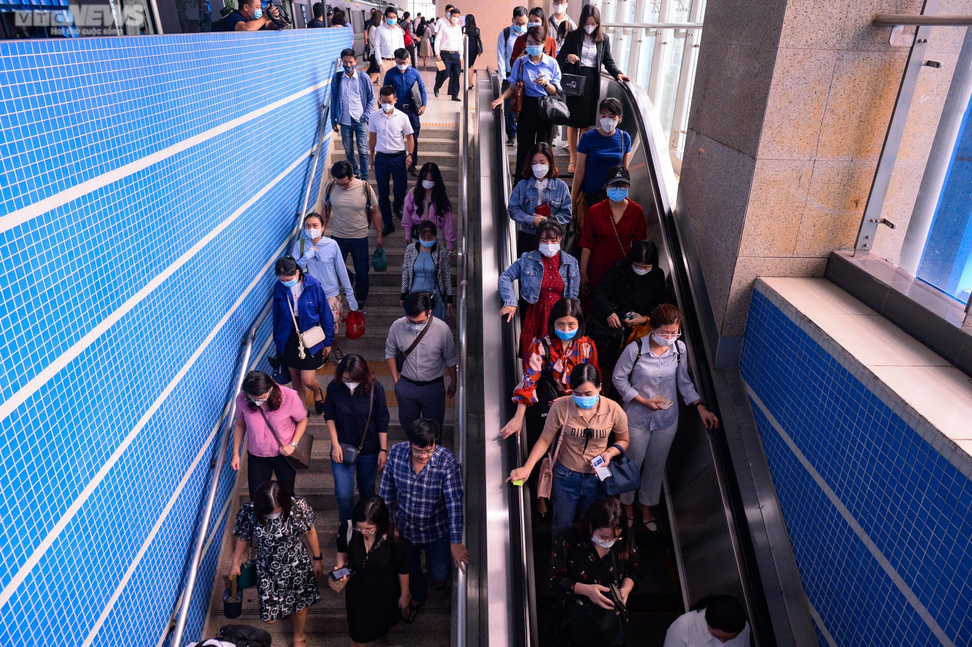 Ảnh: Hành khách chen chân đi tàu điện Cát Linh-Hà Đông - 11