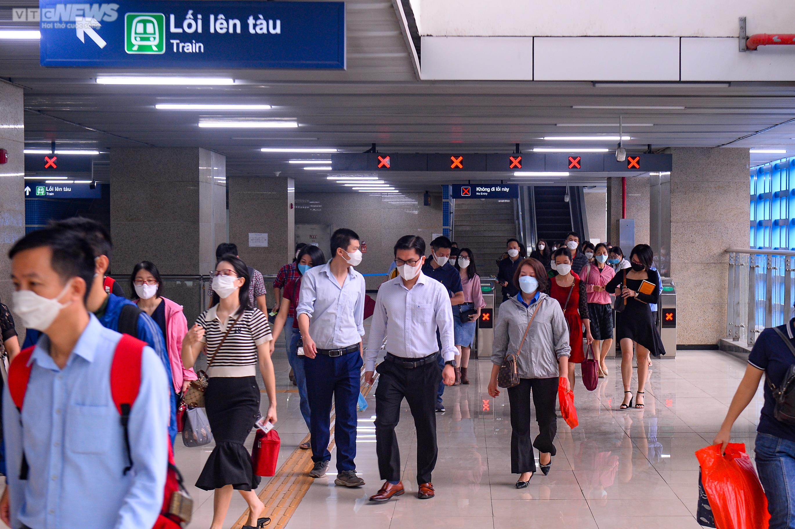 Ảnh: Hành khách chen chân đi tàu điện Cát Linh-Hà Đông - 12