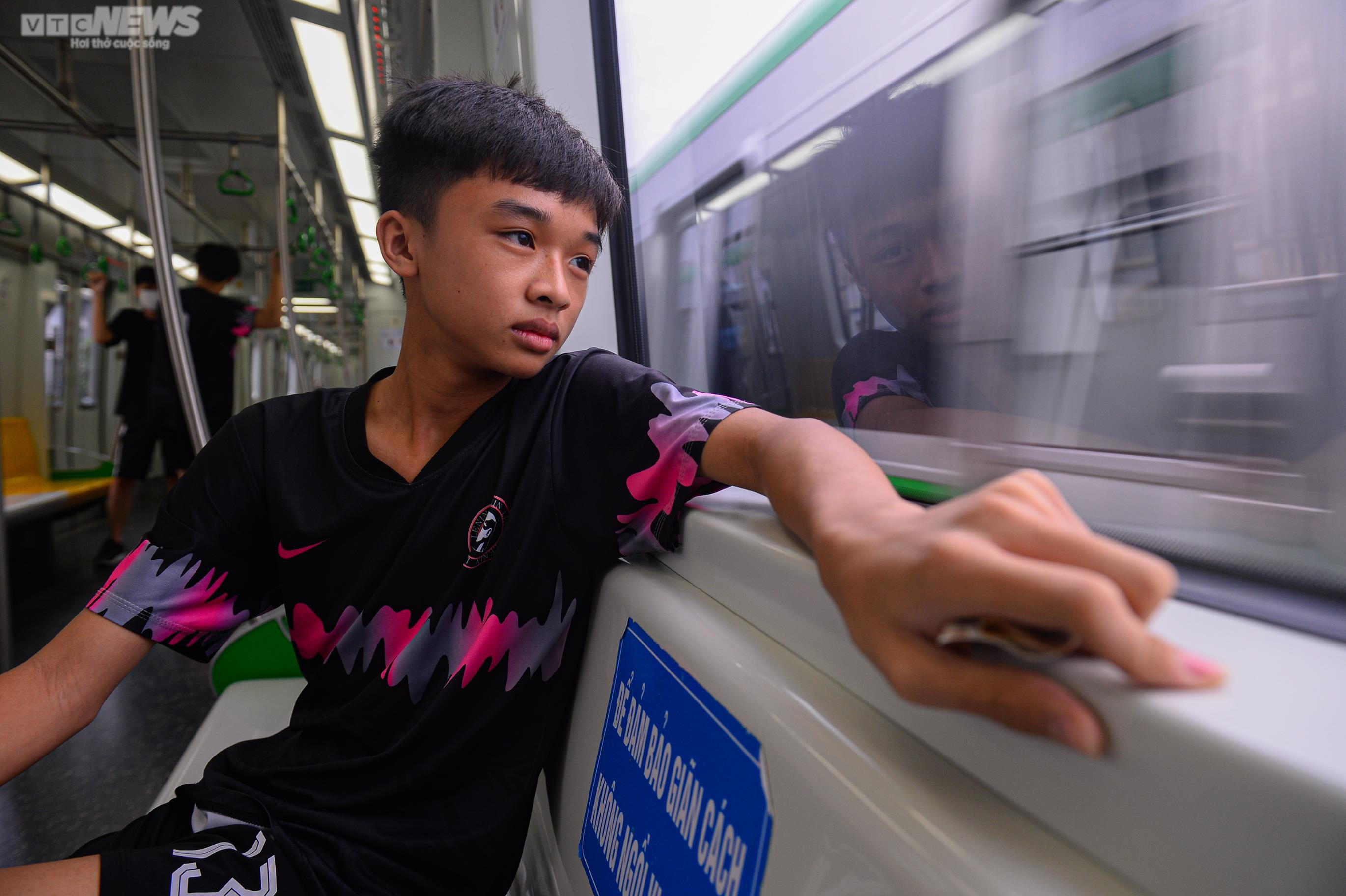 Ảnh: Hành khách chen chân đi tàu điện Cát Linh-Hà Đông - 6