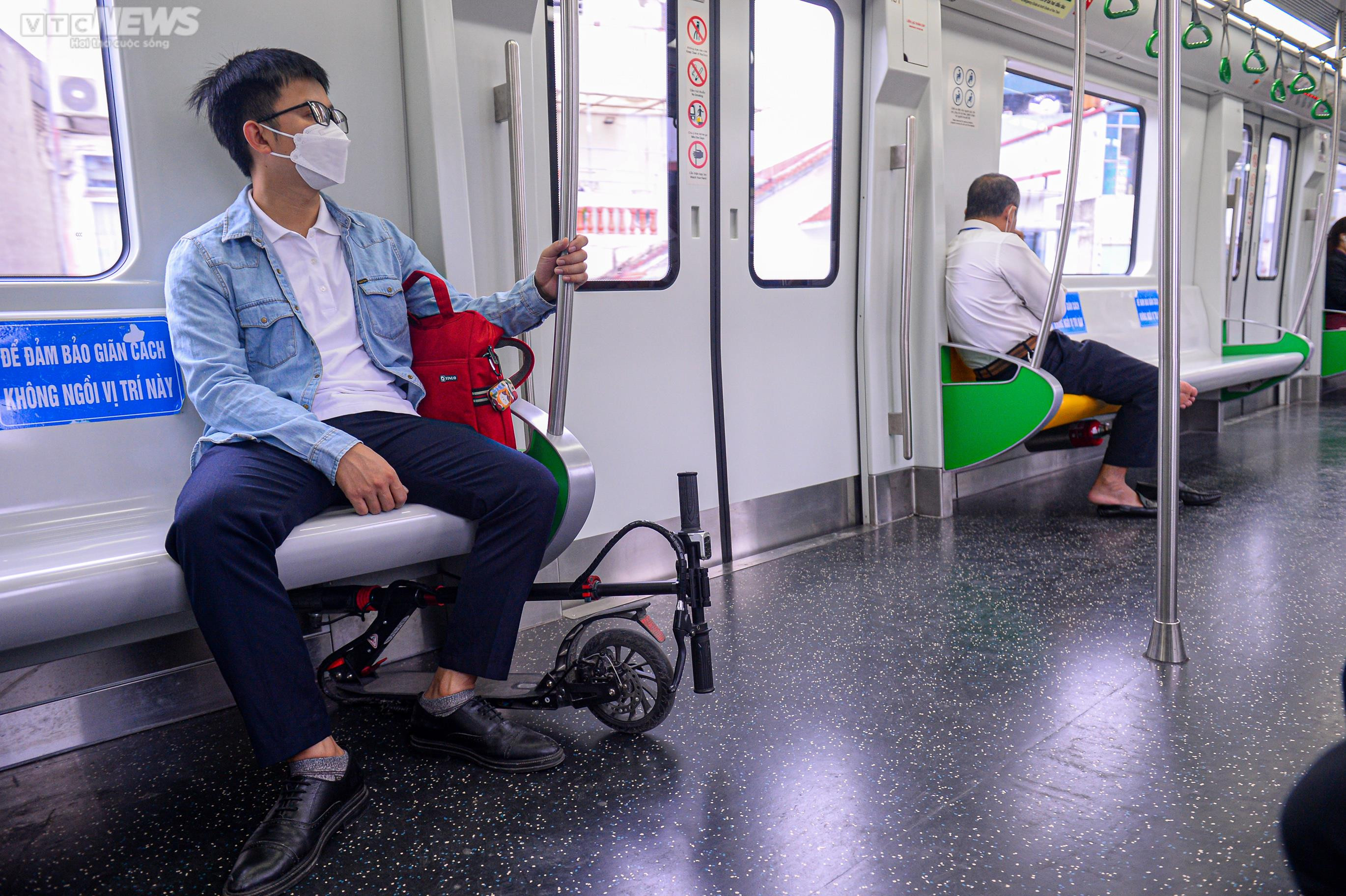 Ảnh: Hành khách chen chân đi tàu điện Cát Linh-Hà Đông - 7