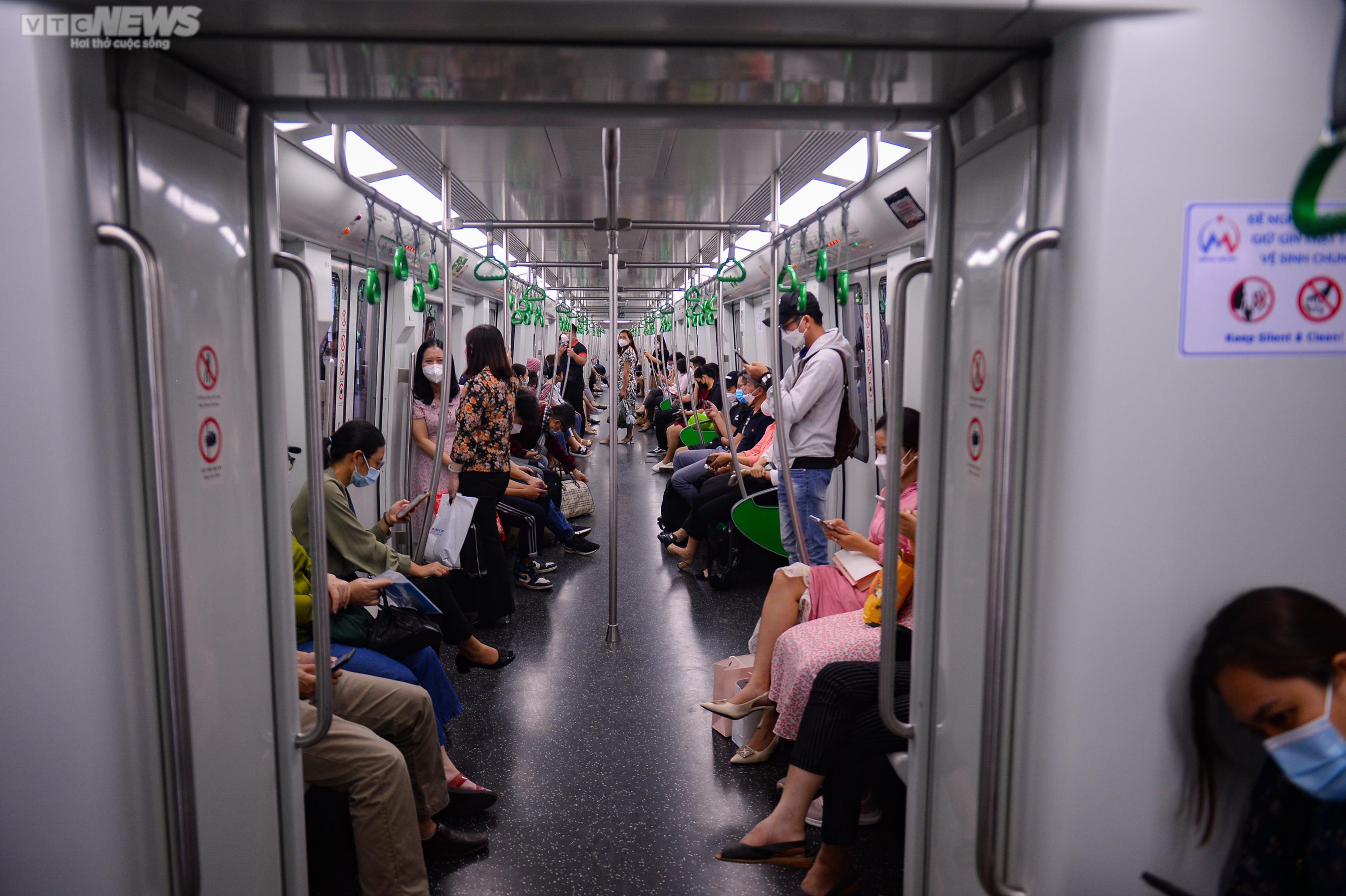 Ảnh: Hành khách chen chân đi tàu điện Cát Linh-Hà Đông - 8