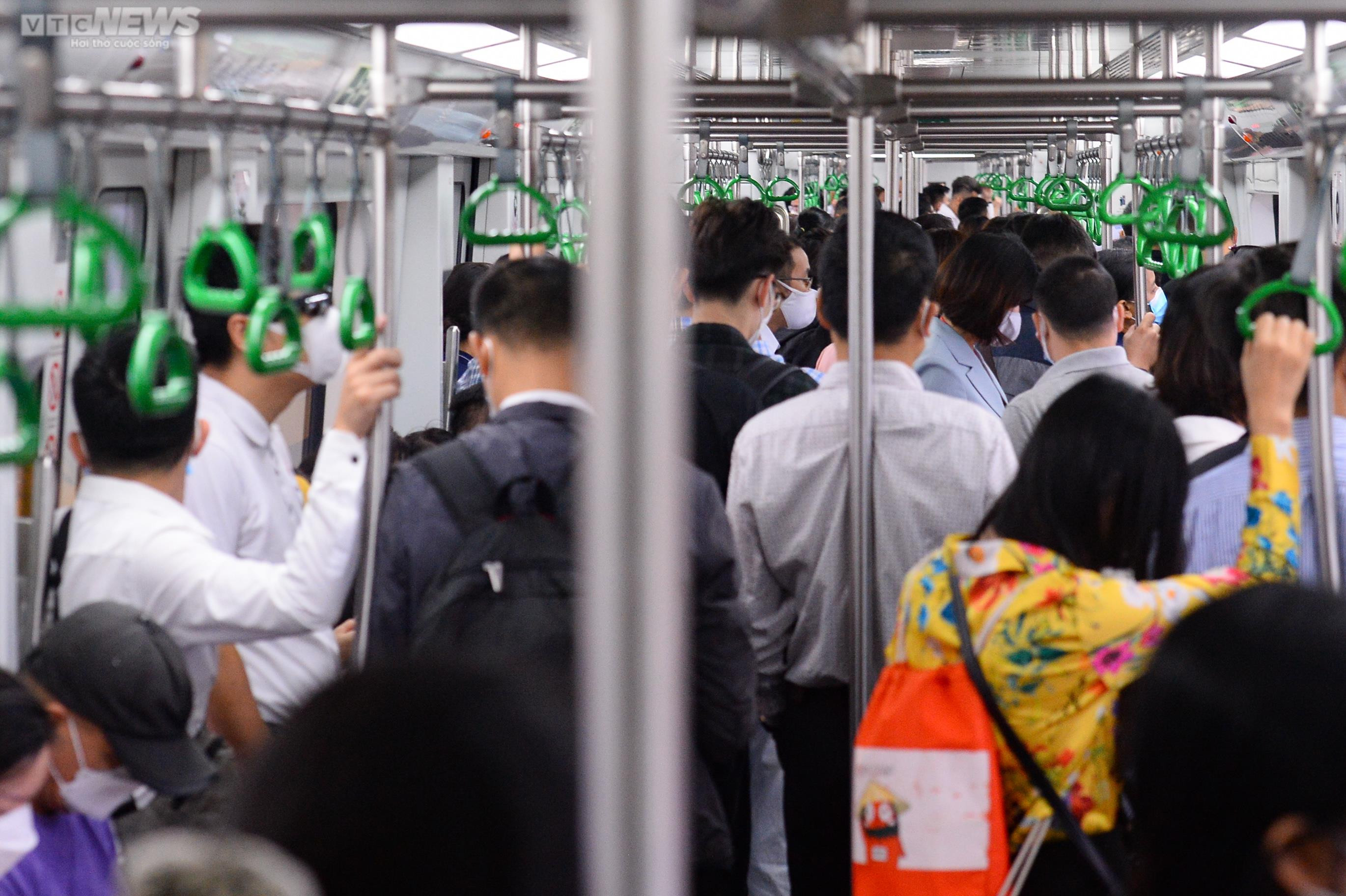 Ảnh: Hành khách chen chân đi tàu điện Cát Linh-Hà Đông - 3