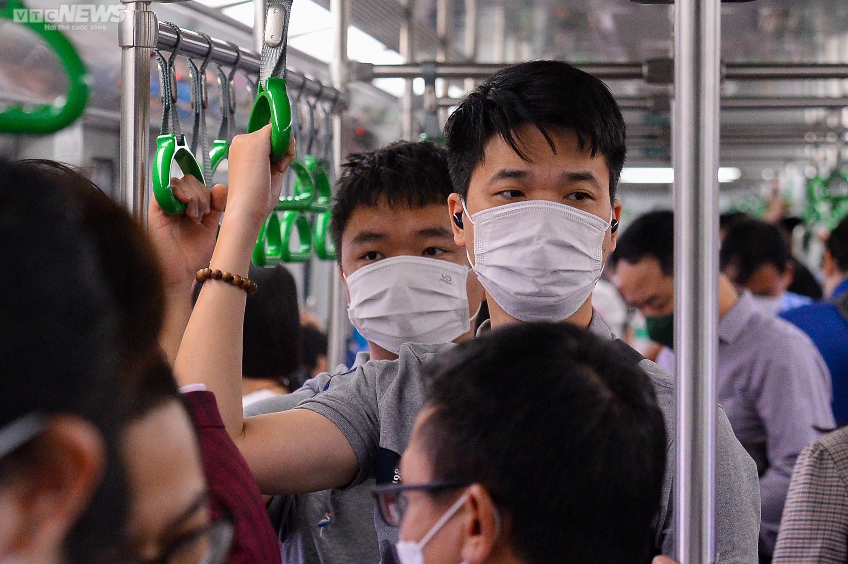 Ảnh: Hành khách chen chân đi tàu điện Cát Linh-Hà Đông - 4