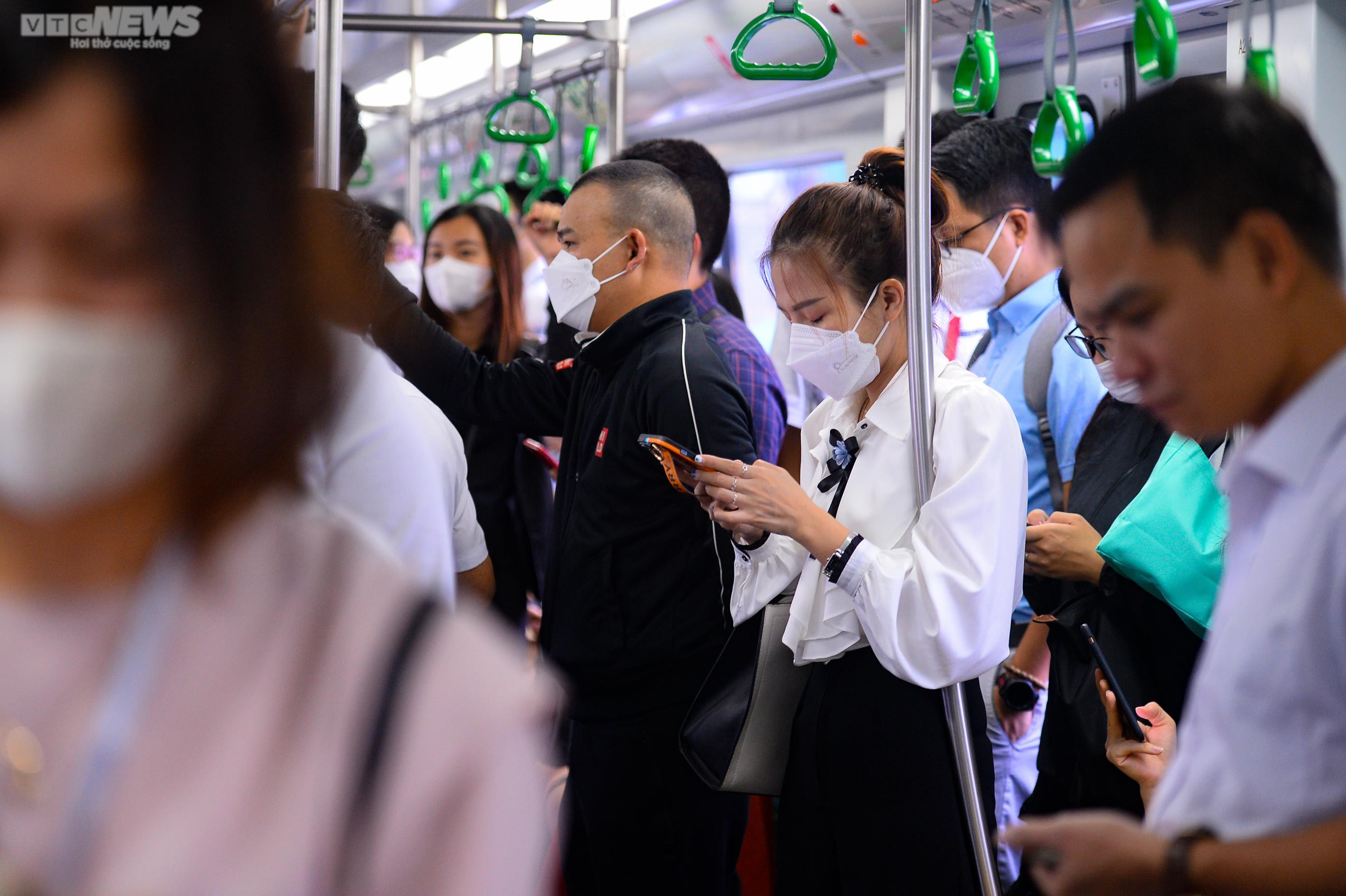 Ảnh: Hành khách chen chân đi tàu điện Cát Linh-Hà Đông - 5