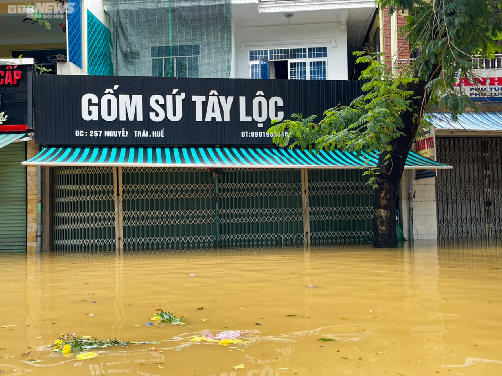 Huế: Hàng hoá bị lũ nhấn chìm, tiểu thương khóc nghẹn - 6