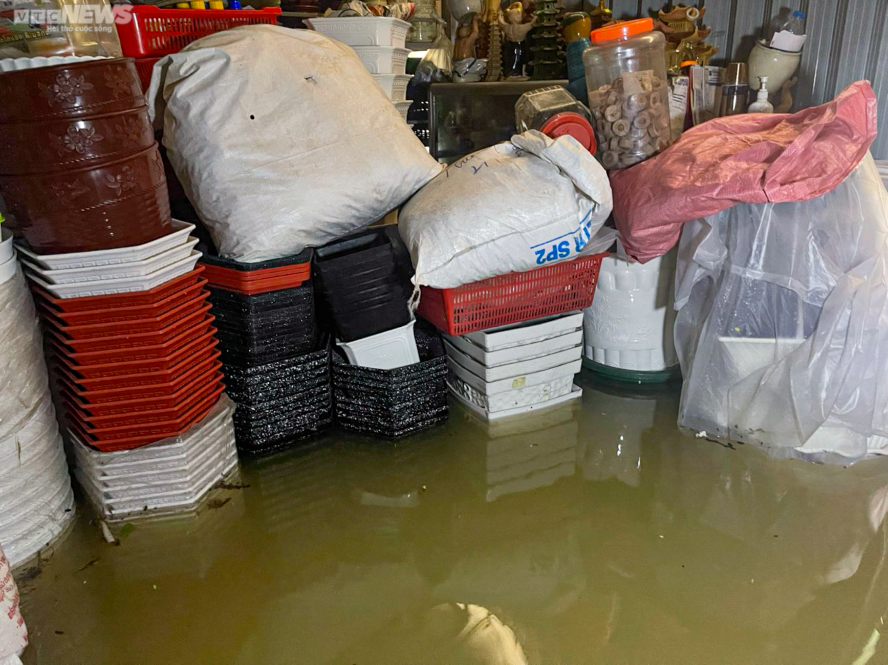 Huế: Hàng hoá bị lũ nhấn chìm, tiểu thương khóc nghẹn - 3
