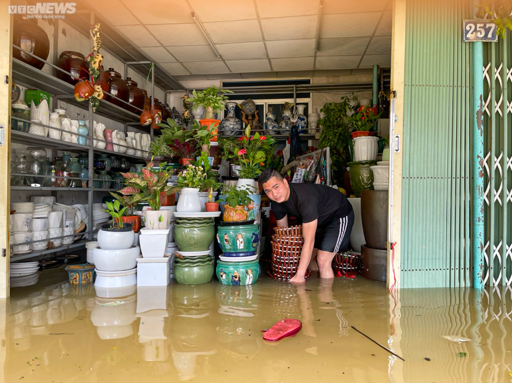 Huế: Hàng hoá bị lũ nhấn chìm, tiểu thương khóc nghẹn - 2