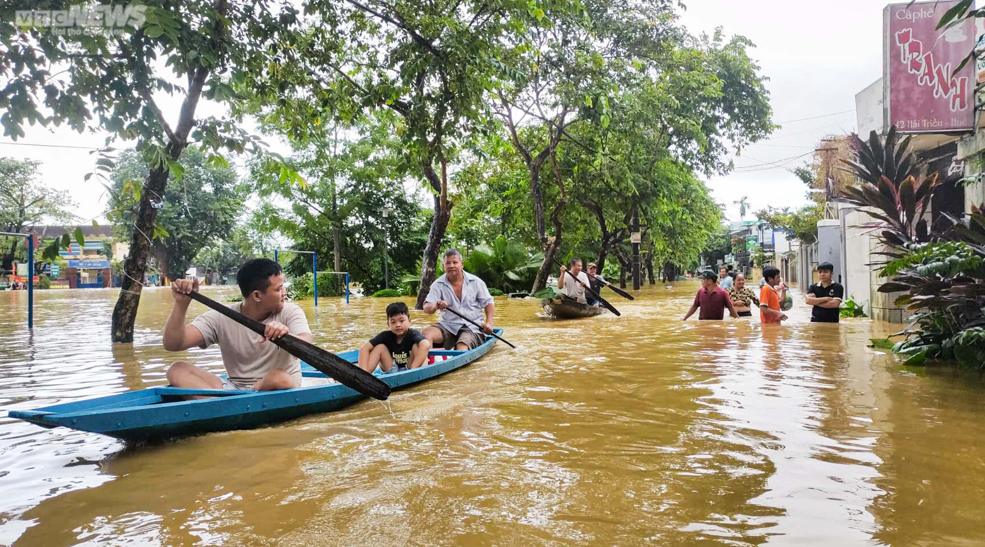 Huế: Hàng hoá bị lũ nhấn chìm, tiểu thương khóc nghẹn - 7