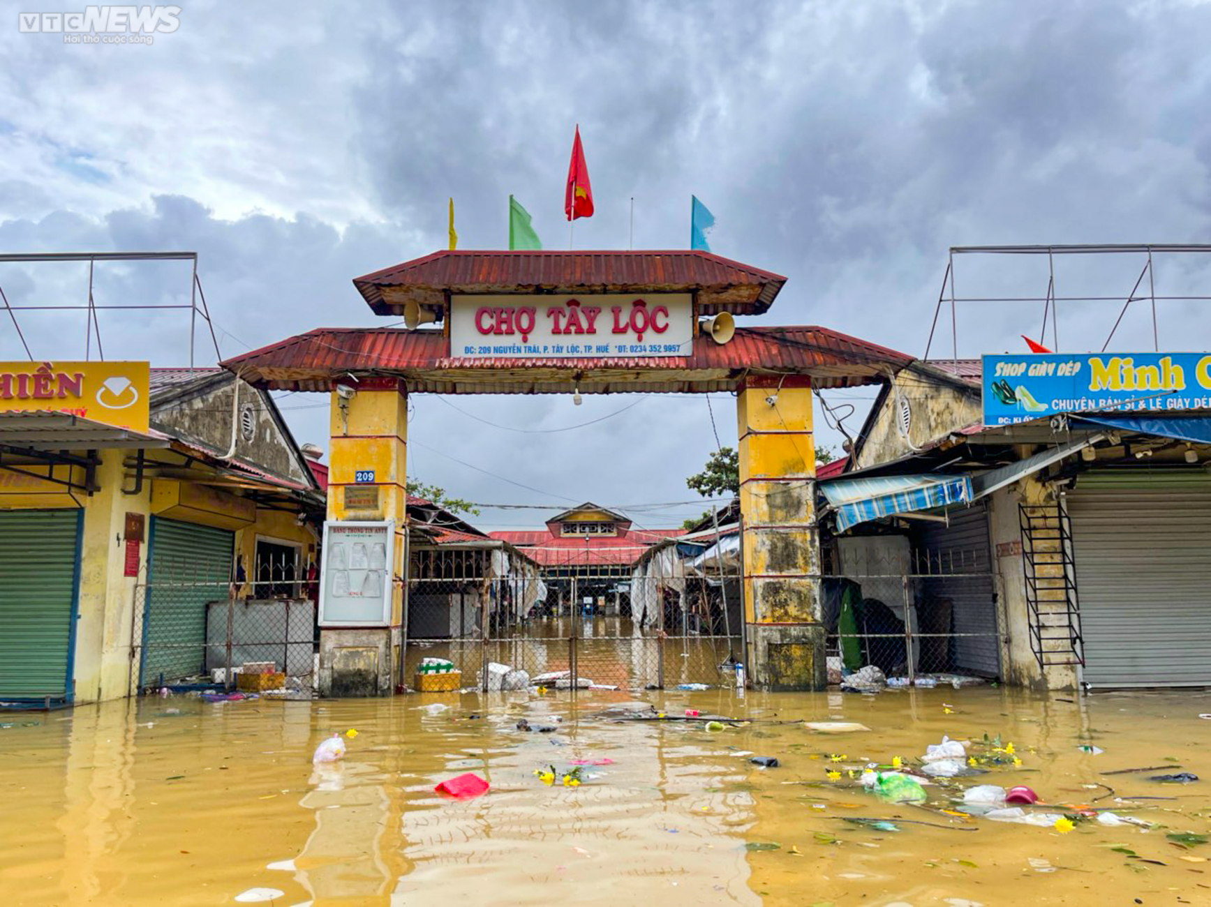Huế: Hàng hoá bị lũ nhấn chìm, tiểu thương khóc nghẹn - 4