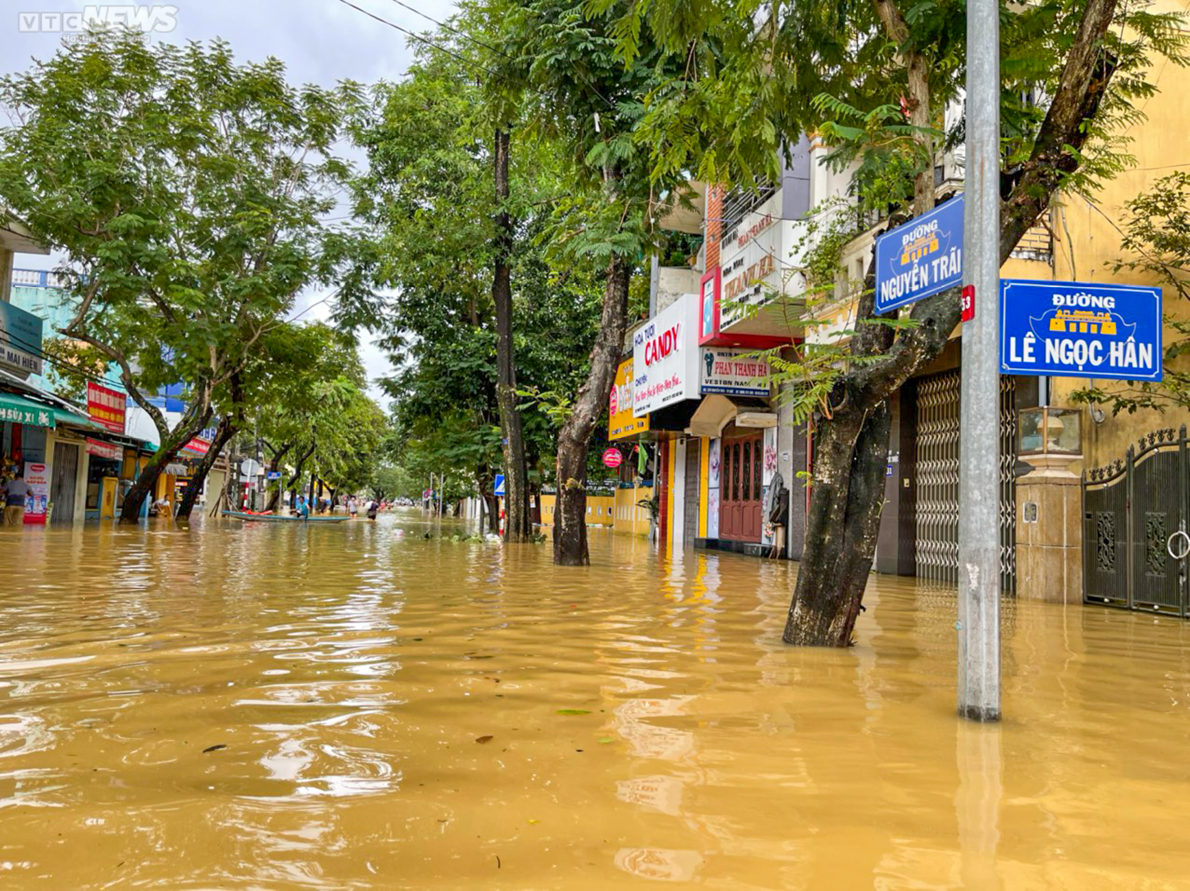 Huế: Hàng hoá bị lũ nhấn chìm, tiểu thương khóc nghẹn - 5