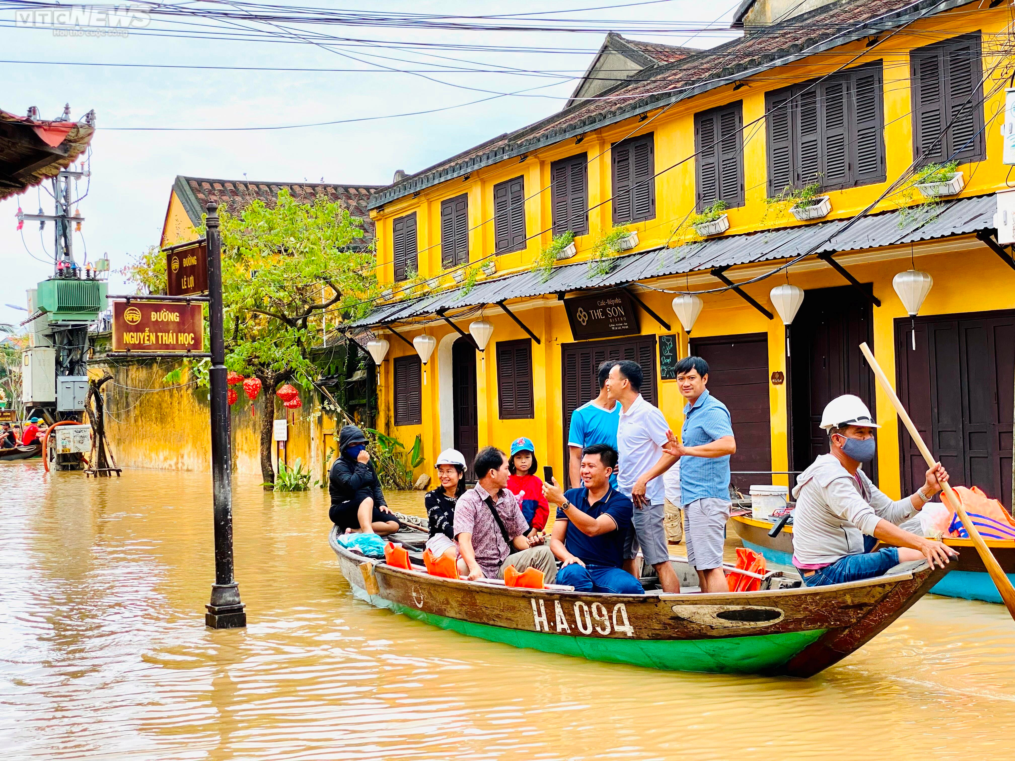 Một tuần, phố cổ Hội An hứng 2 trận lụt, du khách thích thú bơi thuyền tham quan - 6