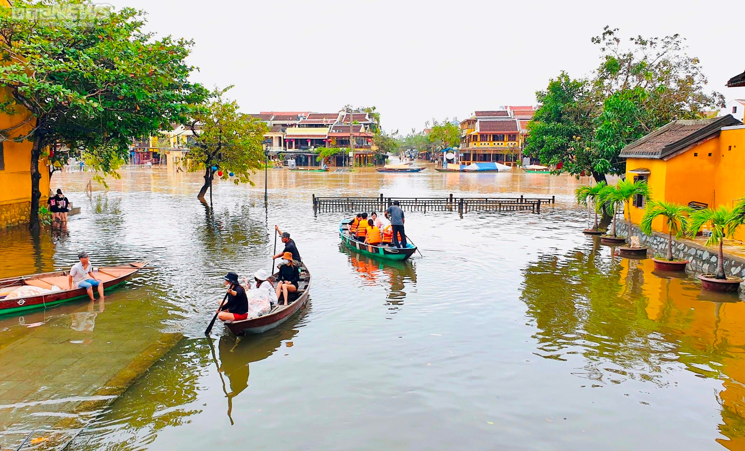 Một tuần, phố cổ Hội An hứng 2 trận lụt, du khách thích thú bơi thuyền tham quan - 3
