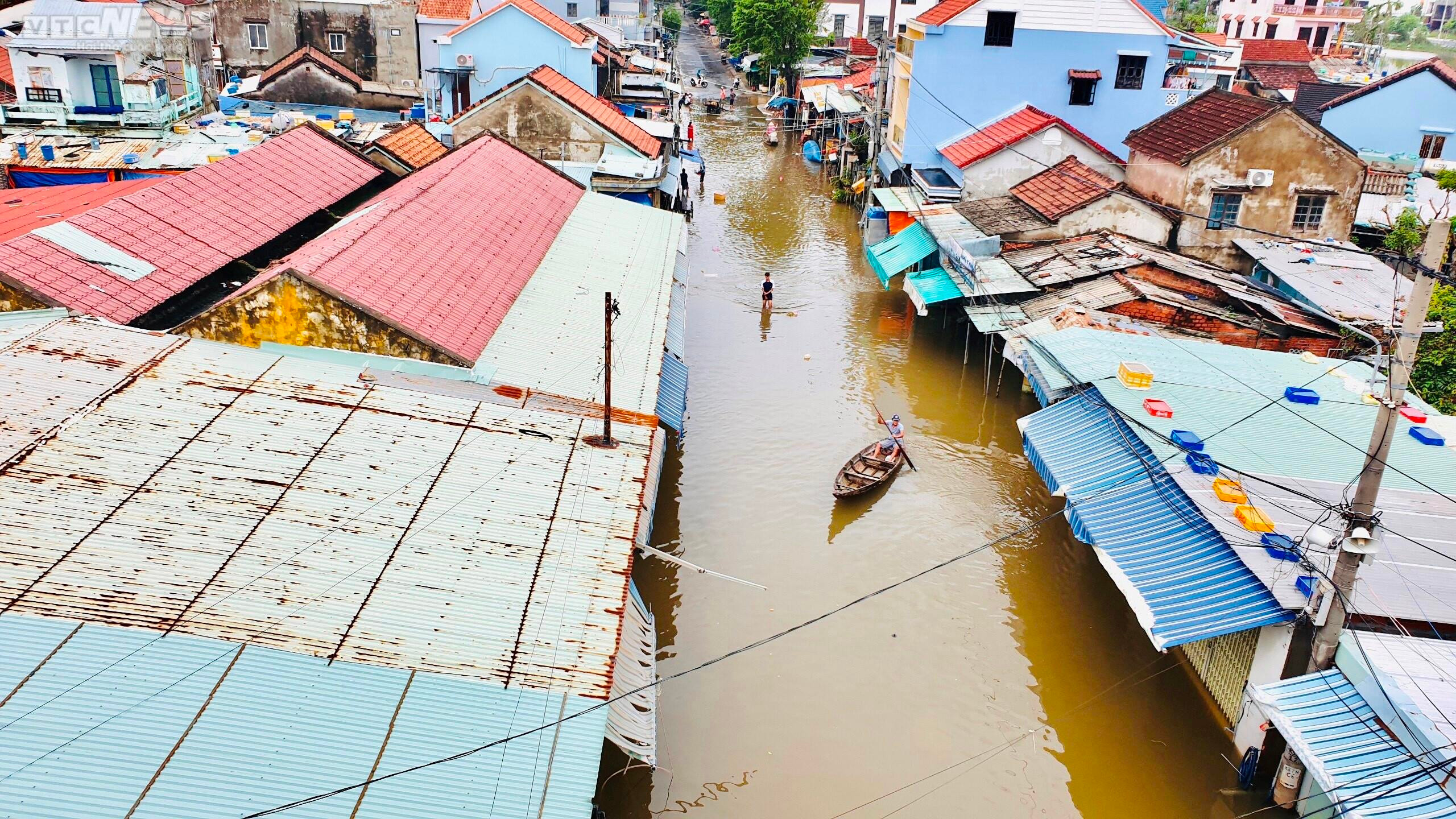 Một tuần, phố cổ Hội An hứng 2 trận lụt, du khách thích thú bơi thuyền tham quan - 9