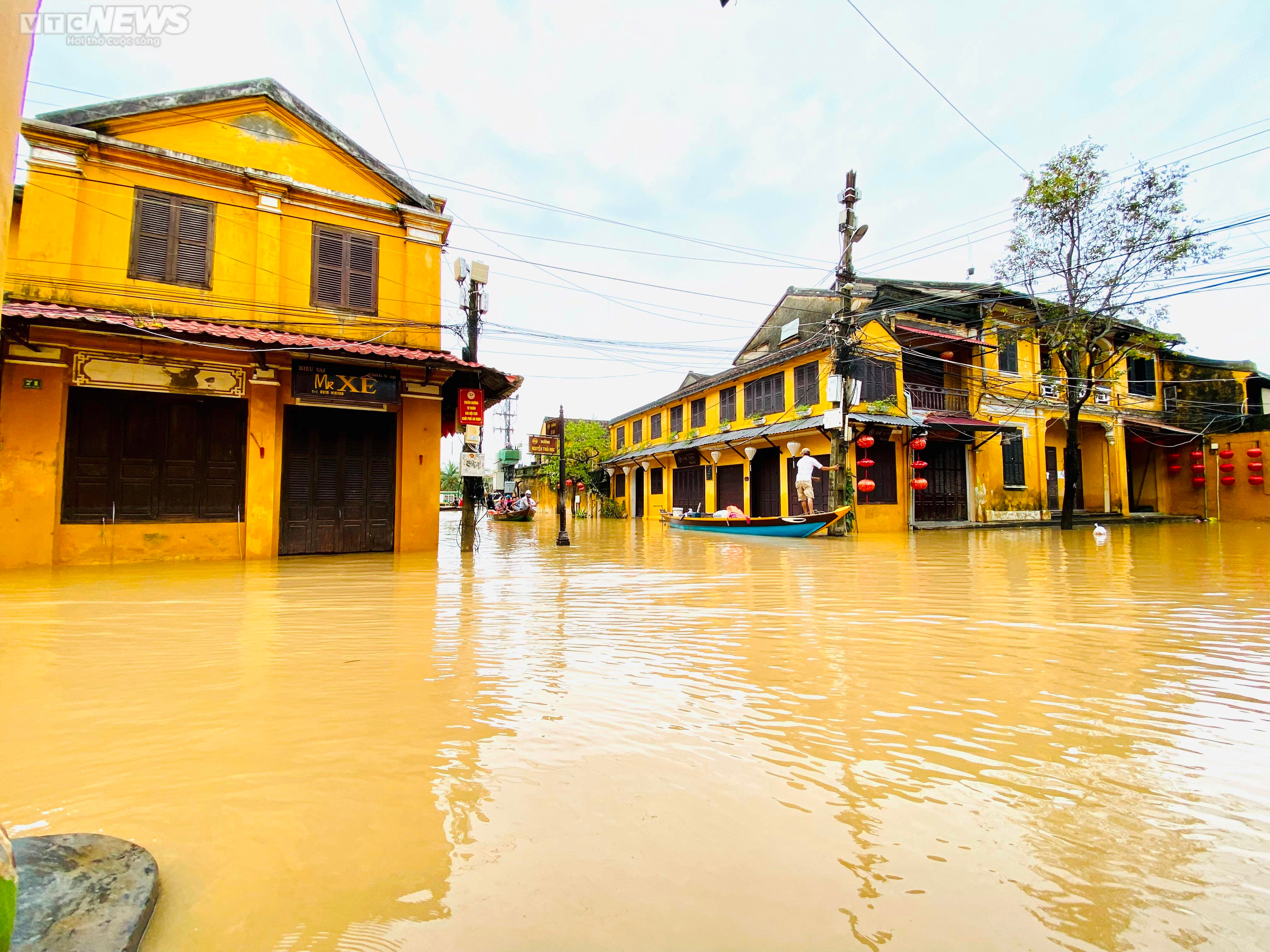Một tuần, phố cổ Hội An hứng 2 trận lụt, du khách thích thú bơi thuyền tham quan - 4