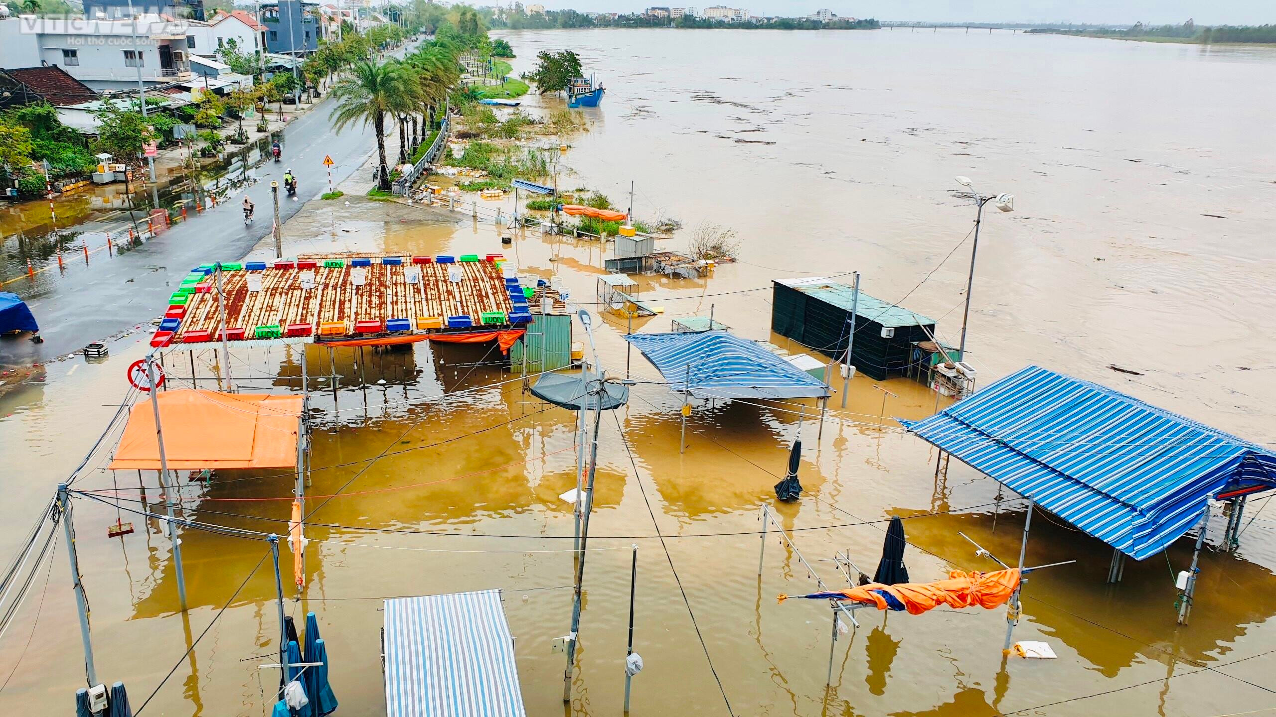 Một tuần, phố cổ Hội An hứng 2 trận lụt, du khách thích thú bơi thuyền tham quan - 10