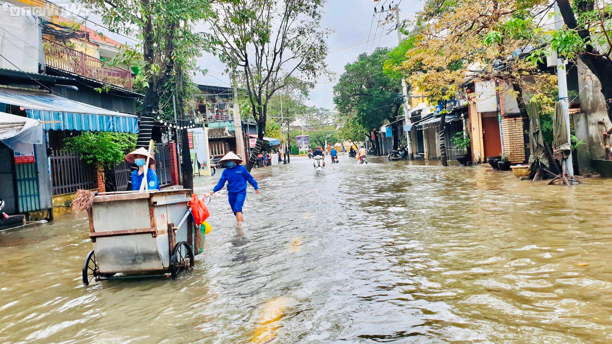 Một tuần, phố cổ Hội An hứng 2 trận lụt, du khách thích thú bơi thuyền tham quan - 7