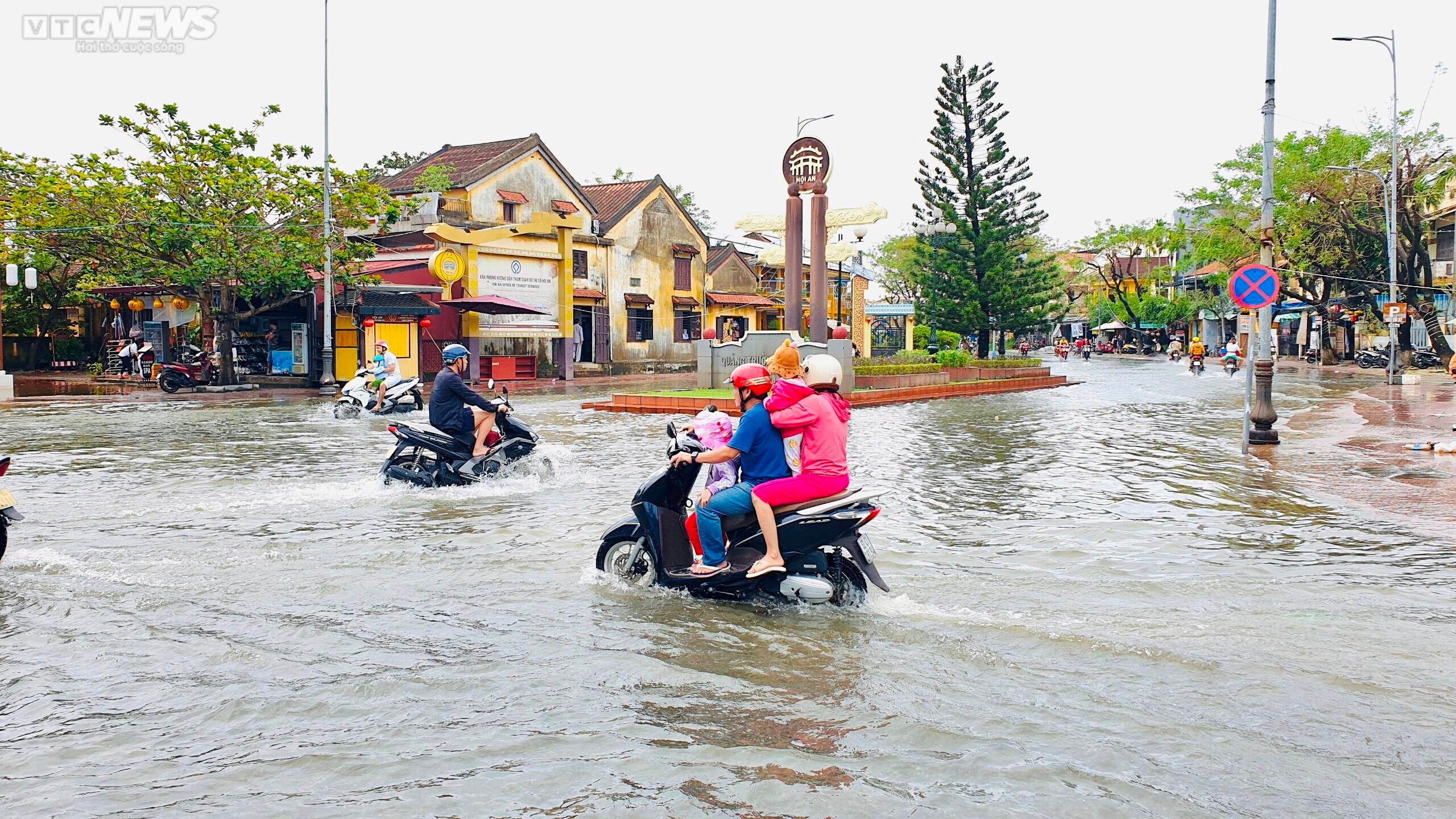 Một tuần, phố cổ Hội An hứng 2 trận lụt, du khách thích thú bơi thuyền tham quan - 8