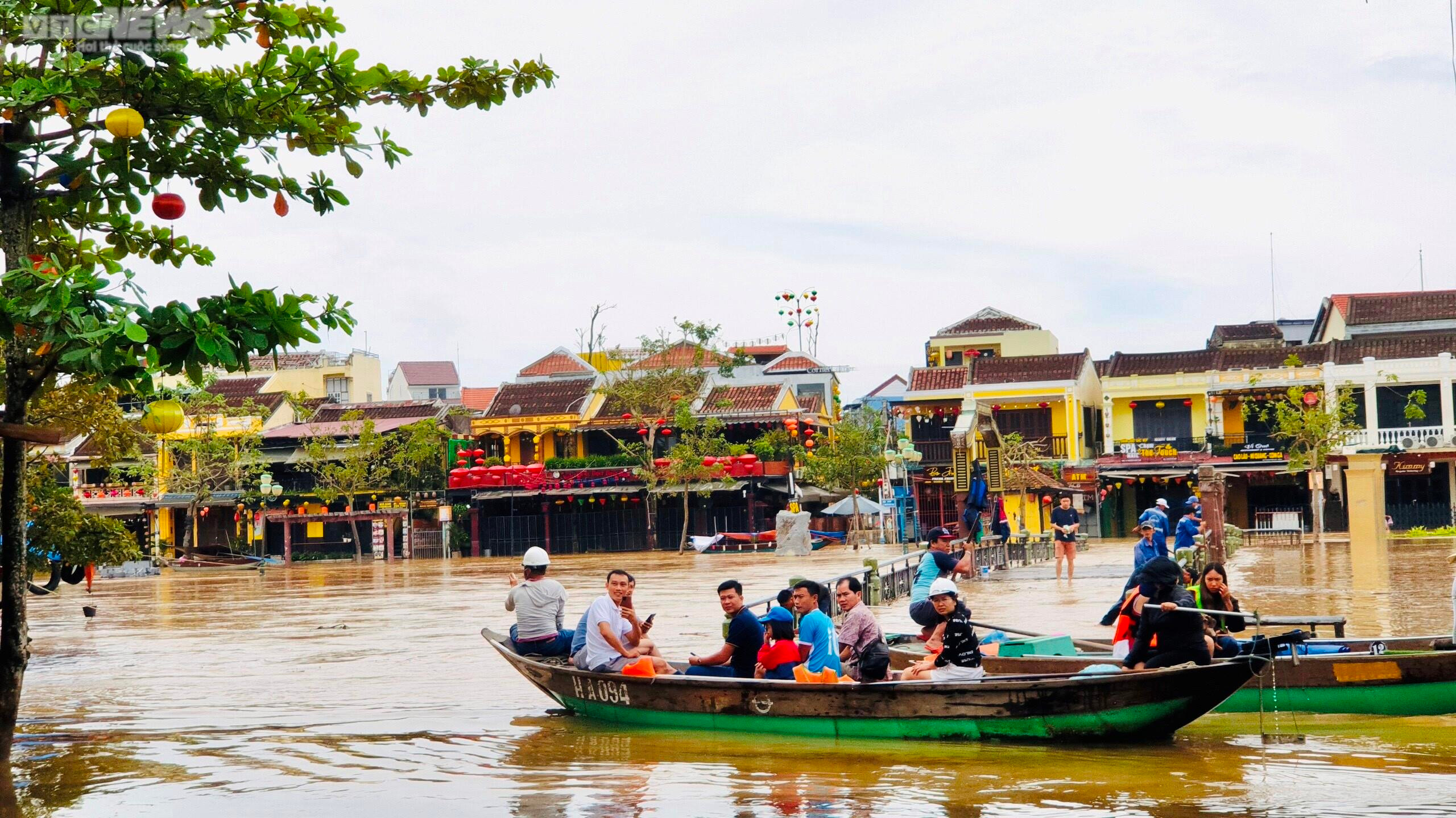 Một tuần, phố cổ Hội An hứng 2 trận lụt, du khách thích thú bơi thuyền tham quan - 2