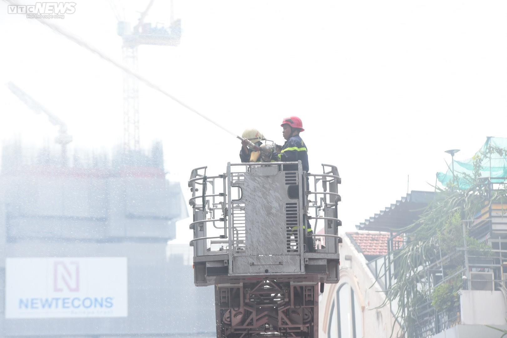 Ảnh: Hiện trường cháy quán bar gần chợ Bến Thành - 5