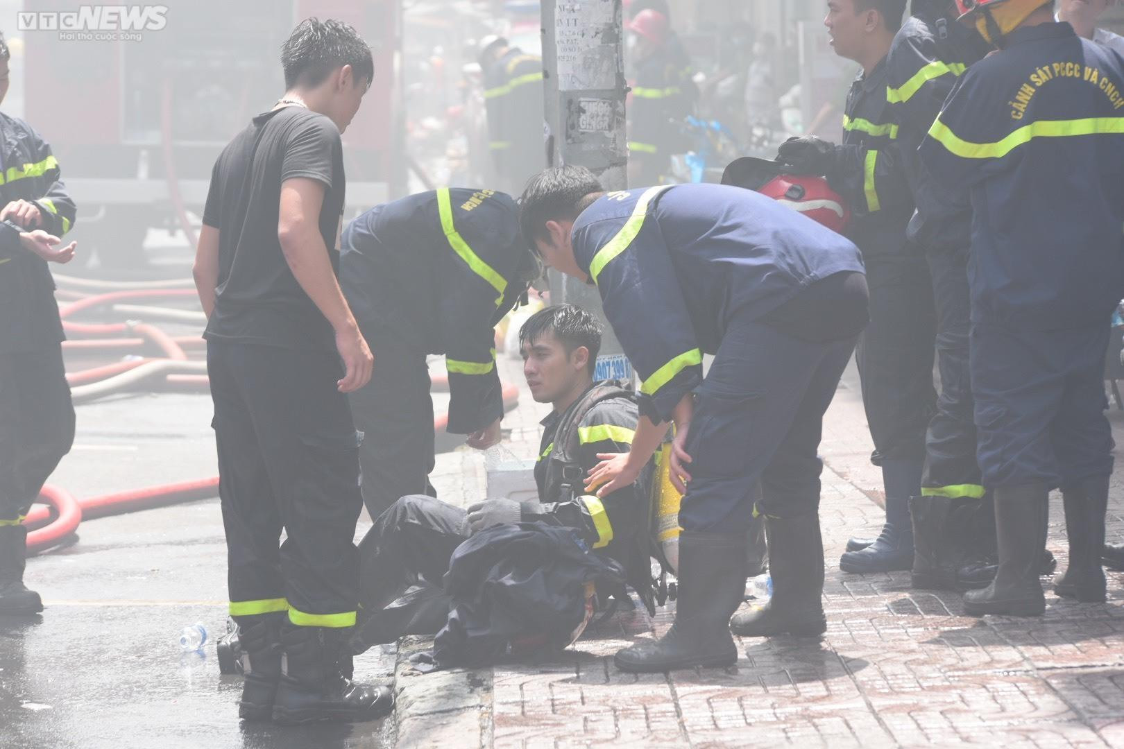 Ảnh: Hiện trường cháy quán bar gần chợ Bến Thành - 11