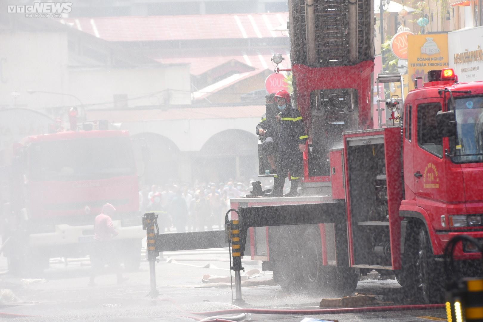 Ảnh: Hiện trường cháy quán bar gần chợ Bến Thành - 9