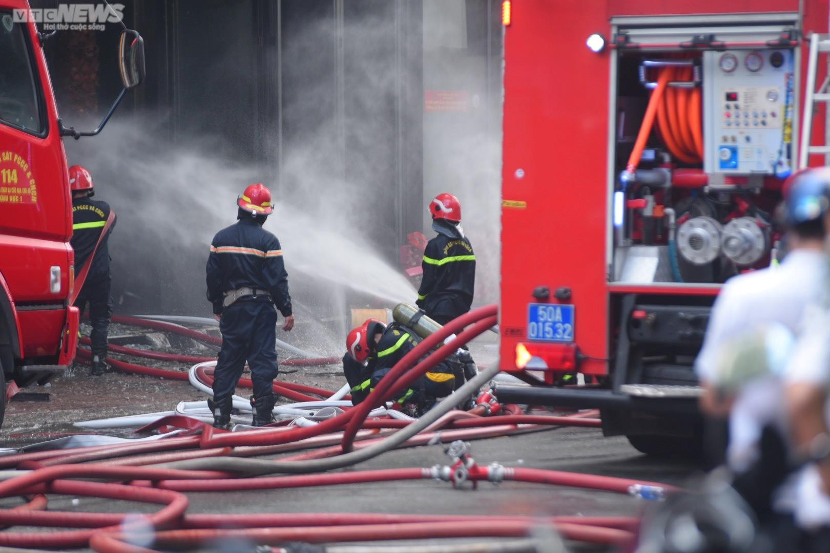 Ảnh: Hiện trường cháy quán bar gần chợ Bến Thành - 8