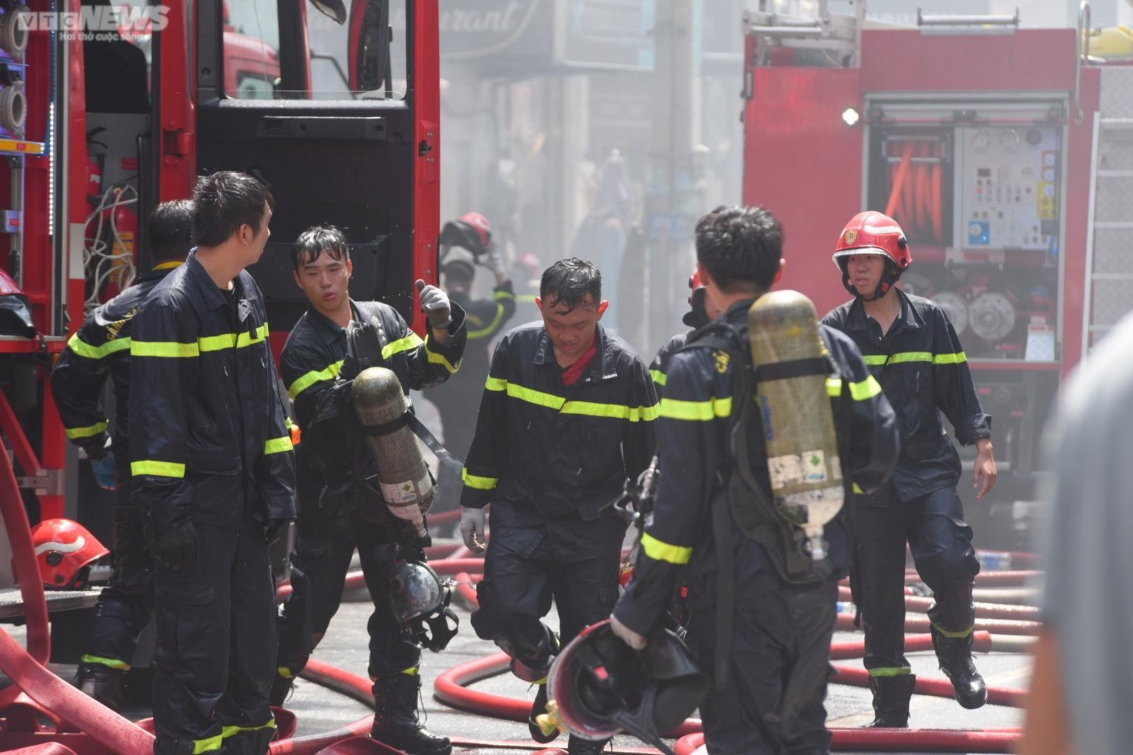 Ảnh: Hiện trường cháy quán bar gần chợ Bến Thành - 10