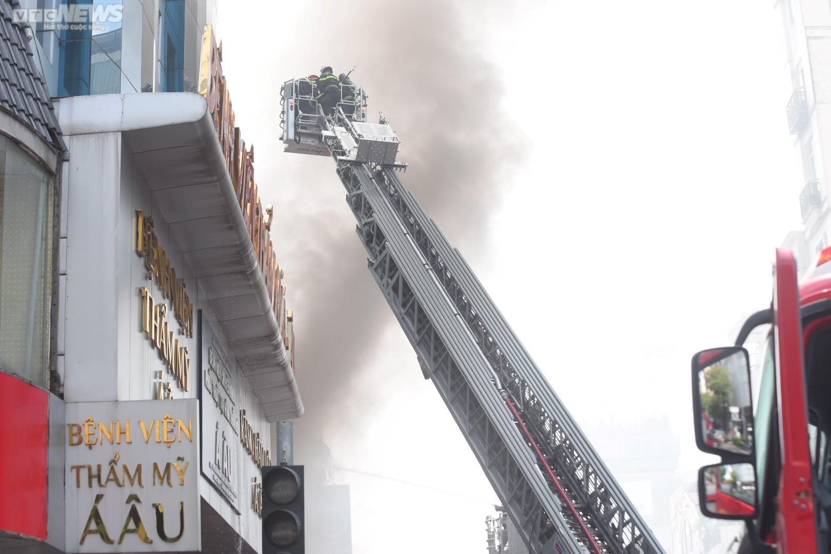 Ảnh: Hiện trường cháy quán bar gần chợ Bến Thành - 2