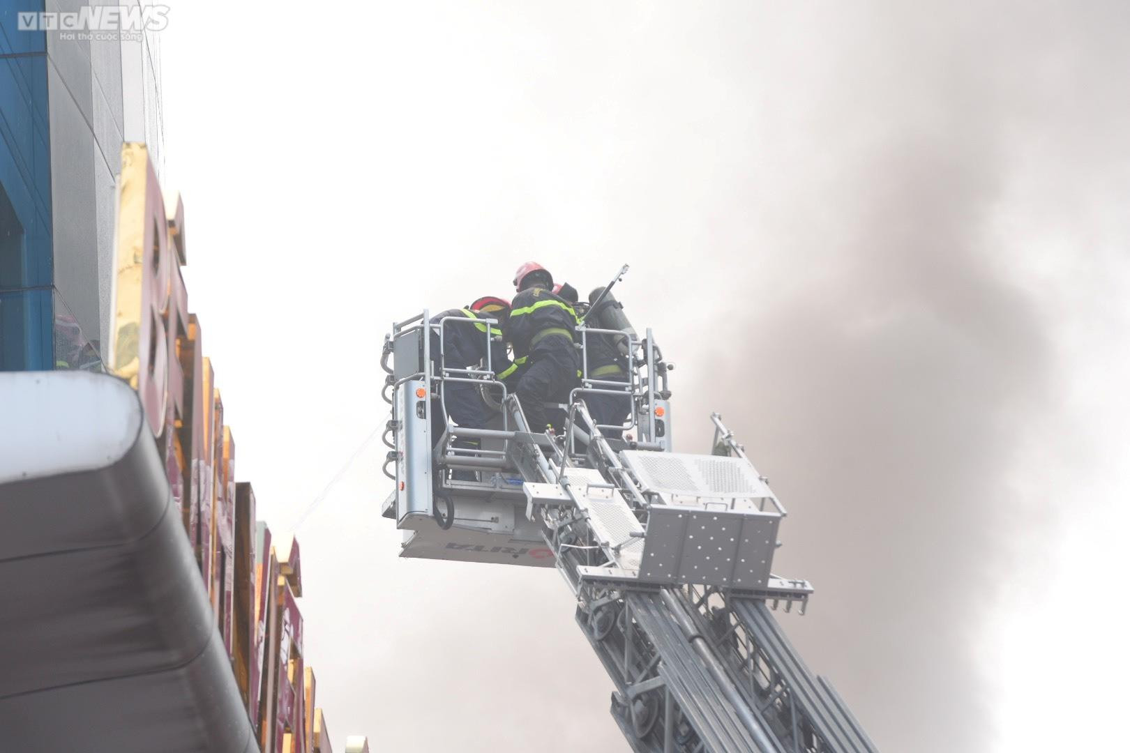 Ảnh: Hiện trường cháy quán bar gần chợ Bến Thành - 4