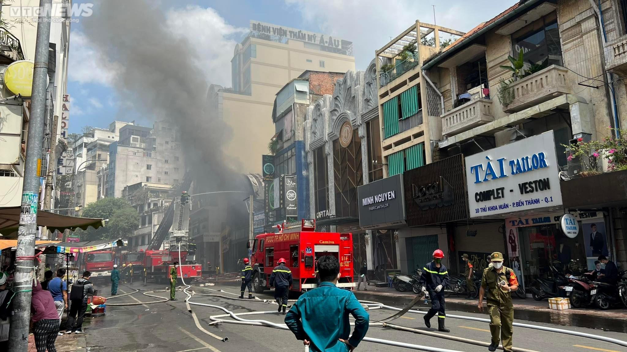 Ảnh: Hiện trường cháy quán bar gần chợ Bến Thành - 1