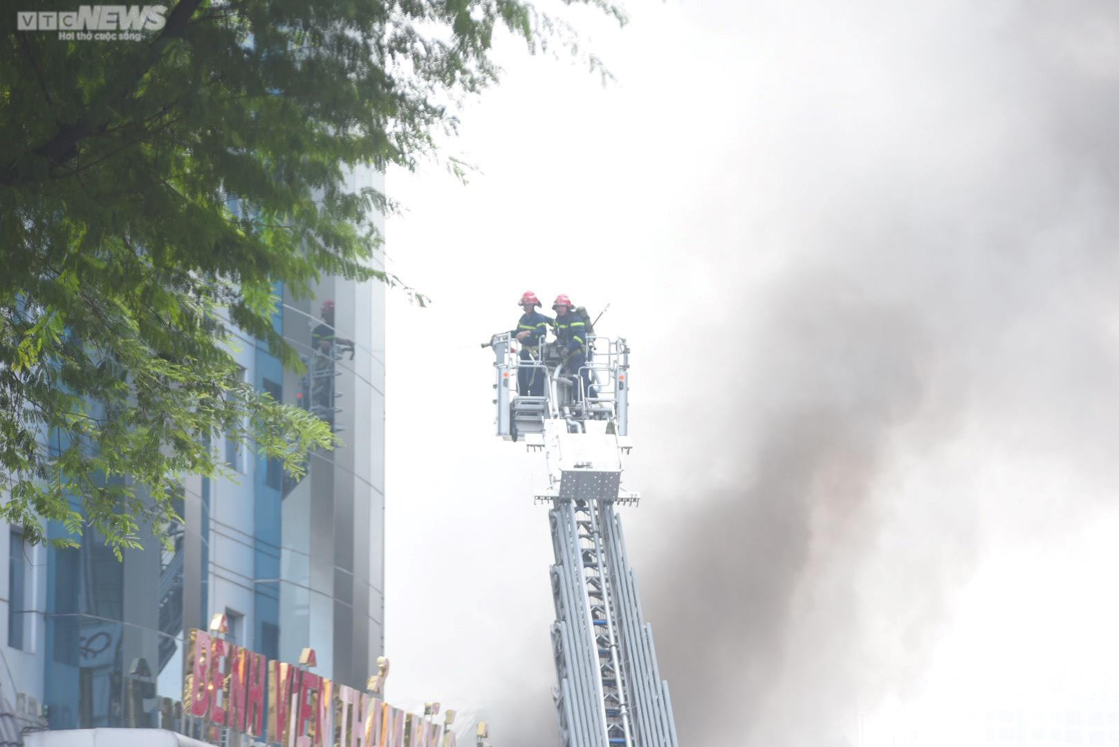 Ảnh: Hiện trường cháy quán bar gần chợ Bến Thành - 7