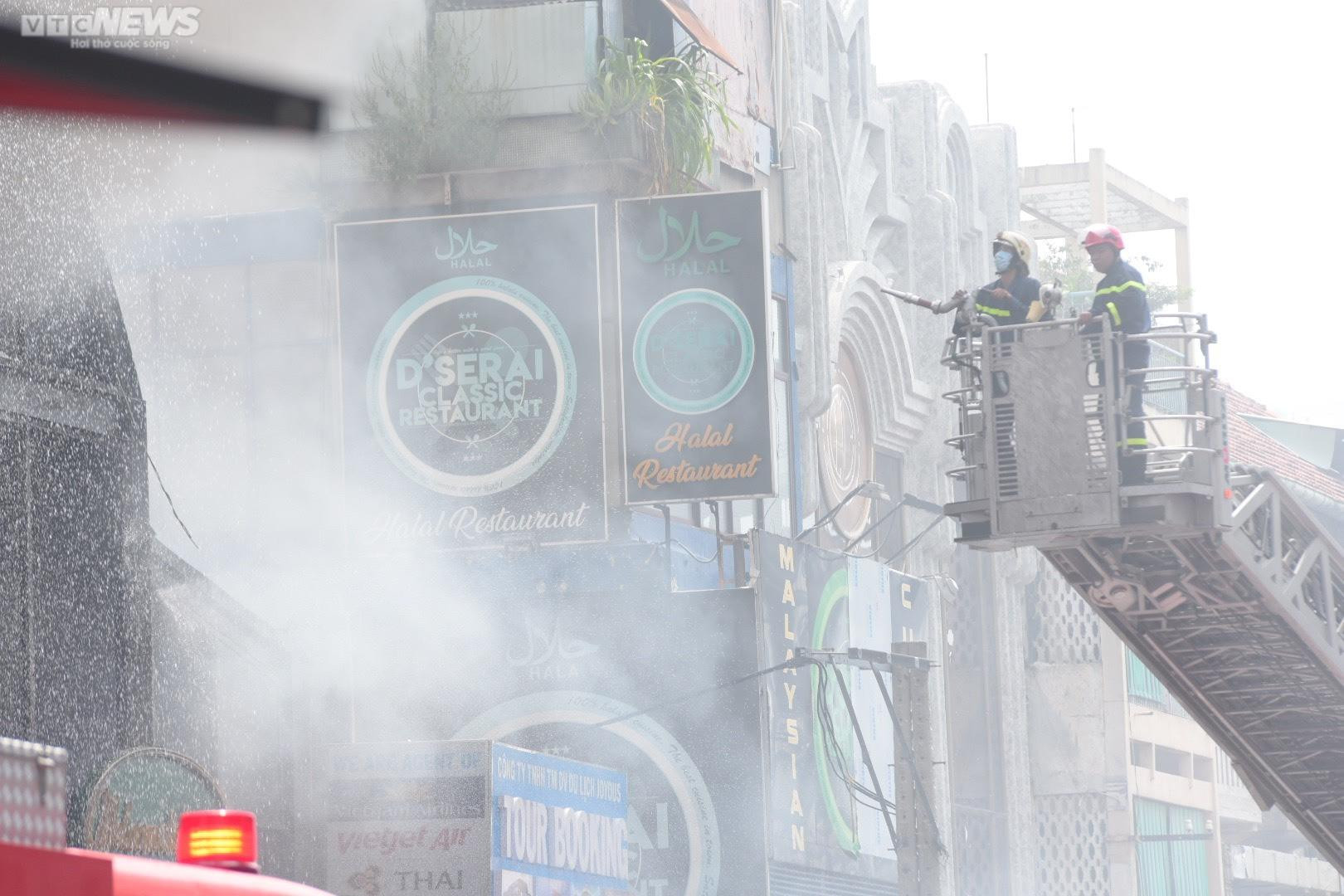 Ảnh: Hiện trường cháy quán bar gần chợ Bến Thành - 6