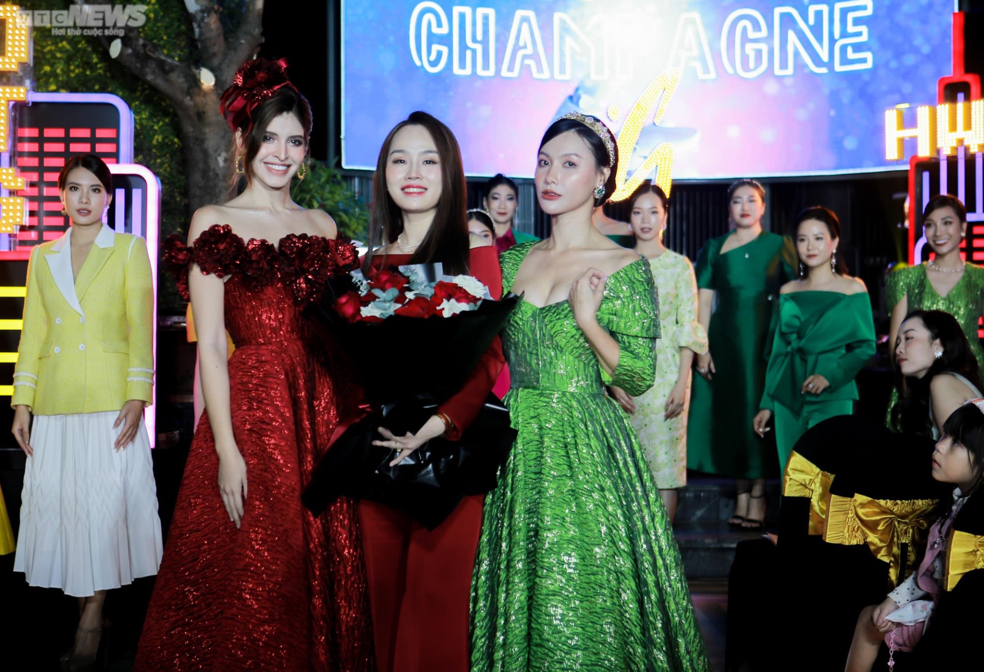 Dương Trường Giang và dàn ca sỹ say đắm hát trong show ‘Em có nghe mùa thu’ - 6